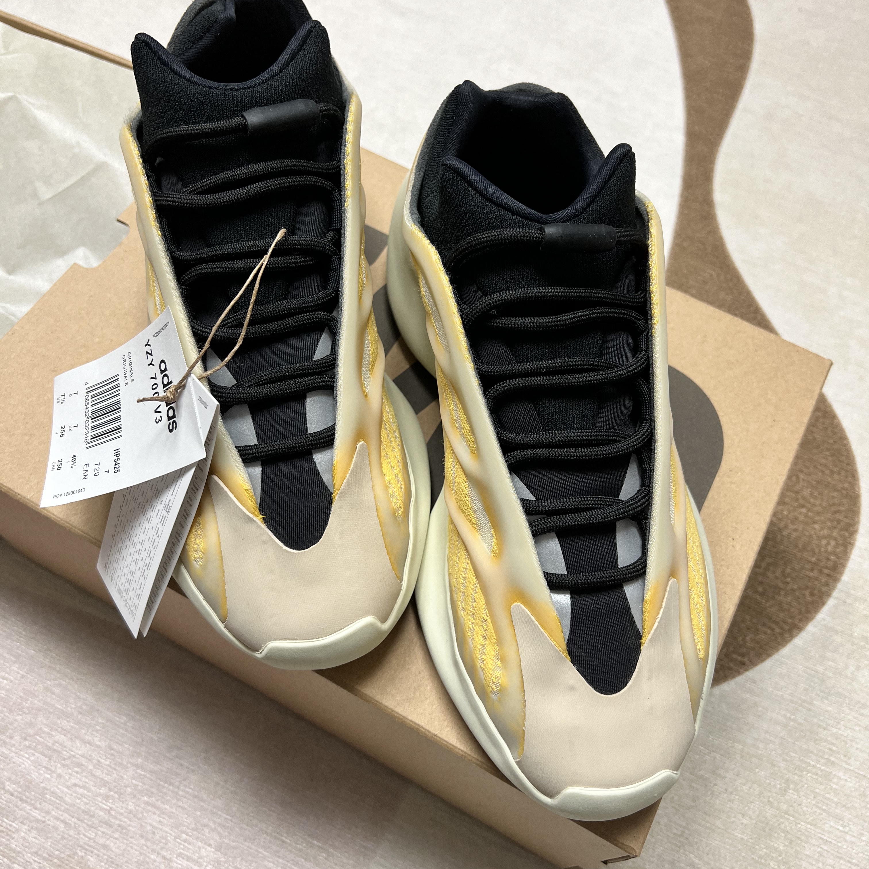 Adidas Yeezy 700 V3 Mono Safflower 착용 스타일 - 1