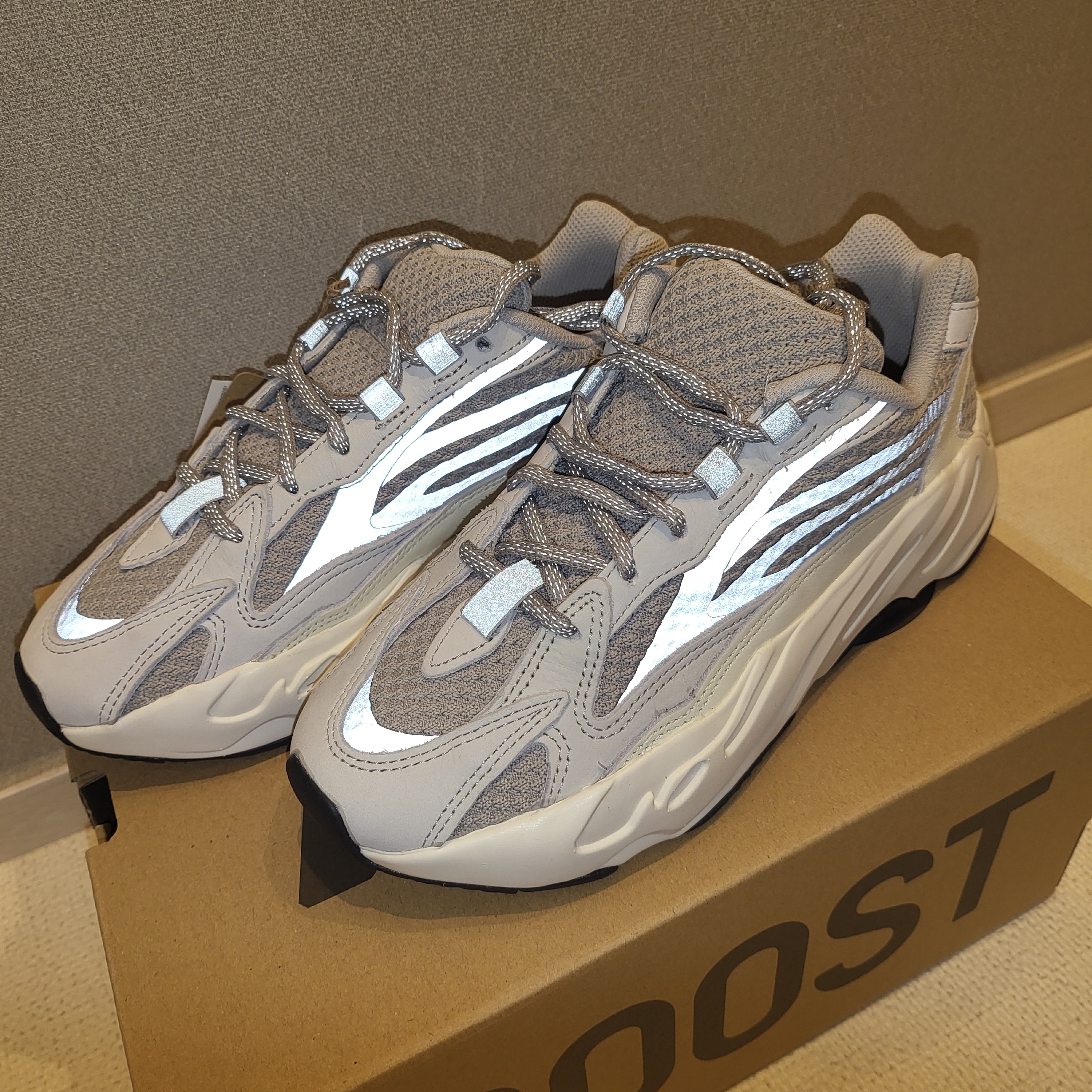 Adidas Yeezy Boost 700 V2 Static 2022 착용 스타일 - 4