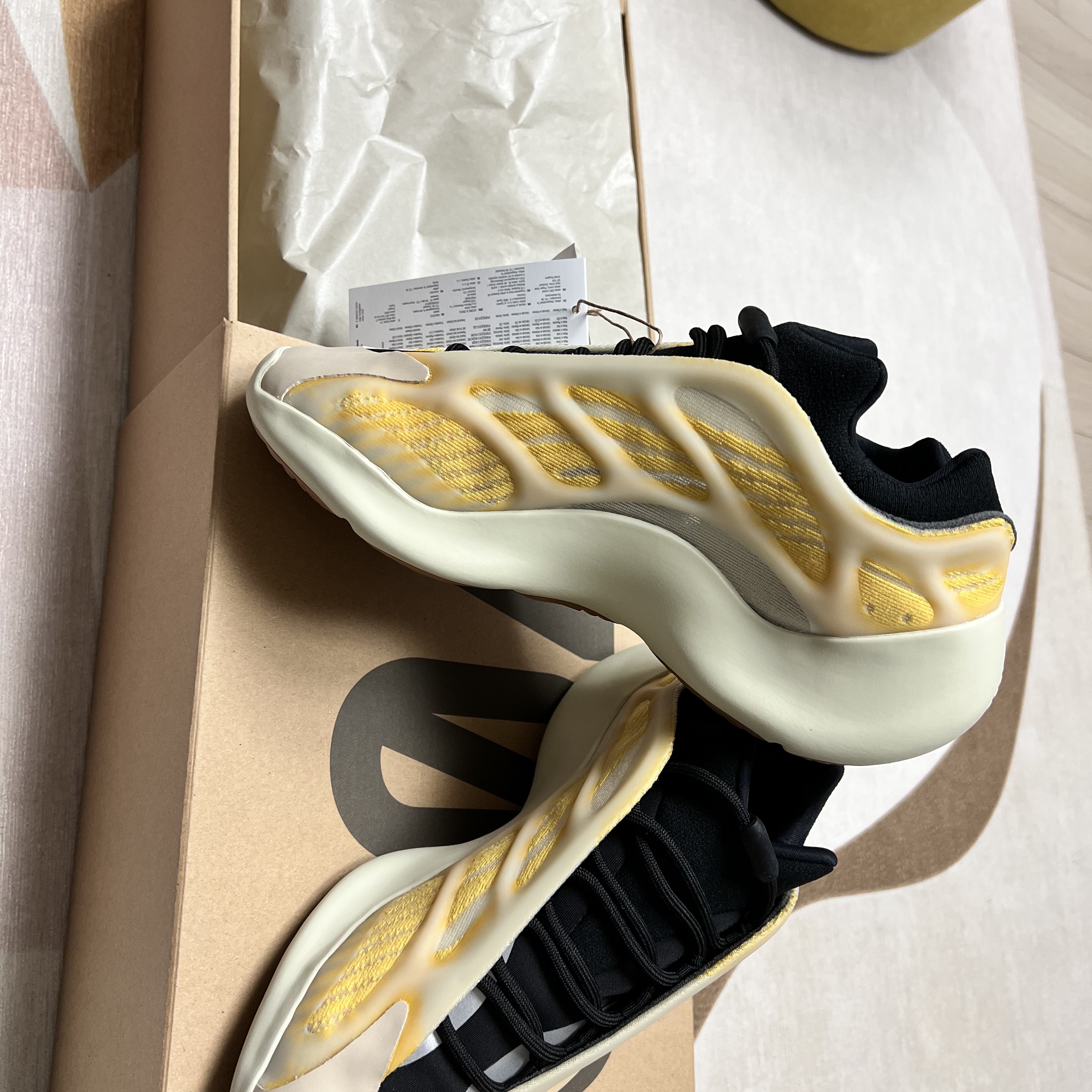 Adidas Yeezy 700 V3 Mono Safflower 착용 스타일 - 3