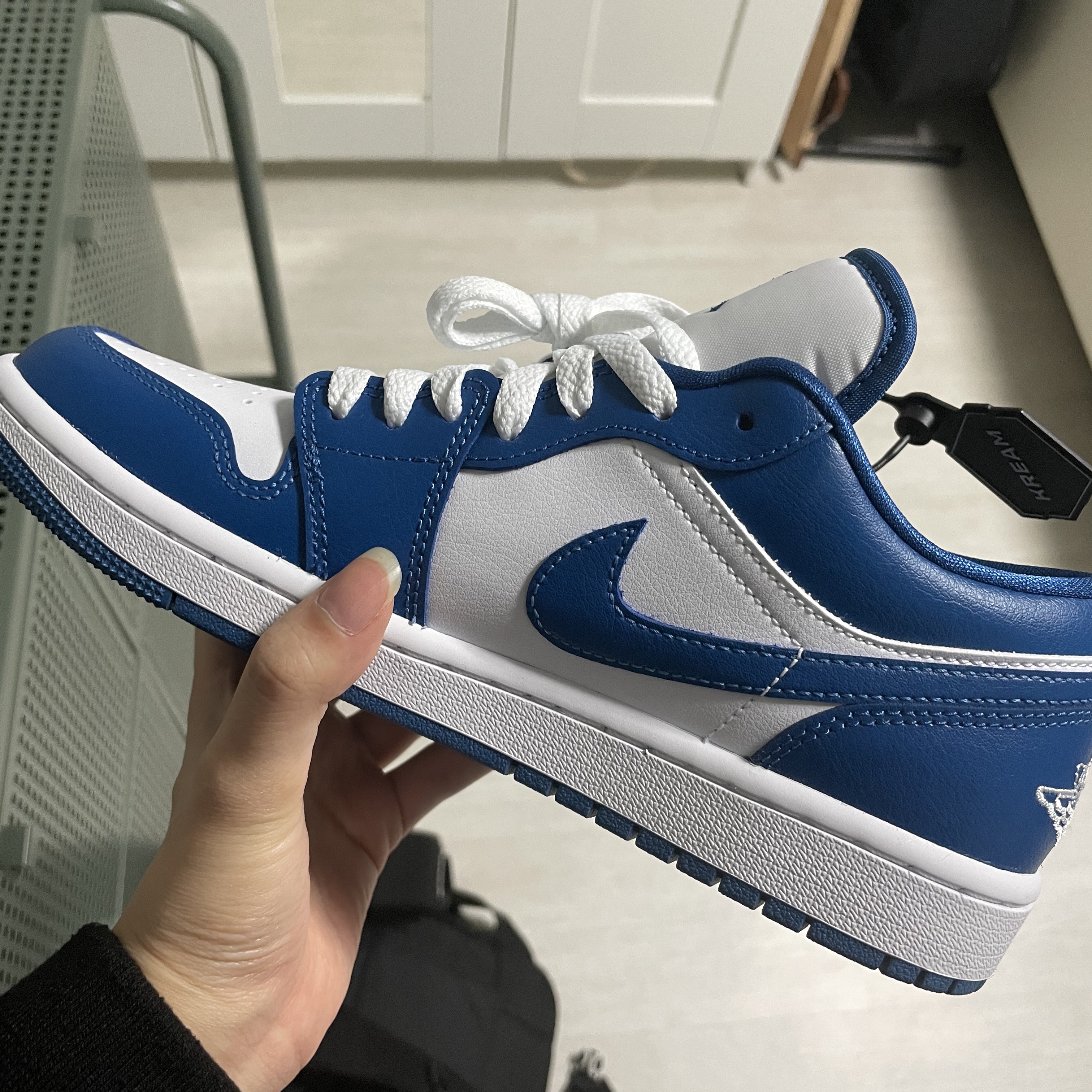 (W) Jordan 1 Low White Dark Marina Blue 착용 스타일 - 2