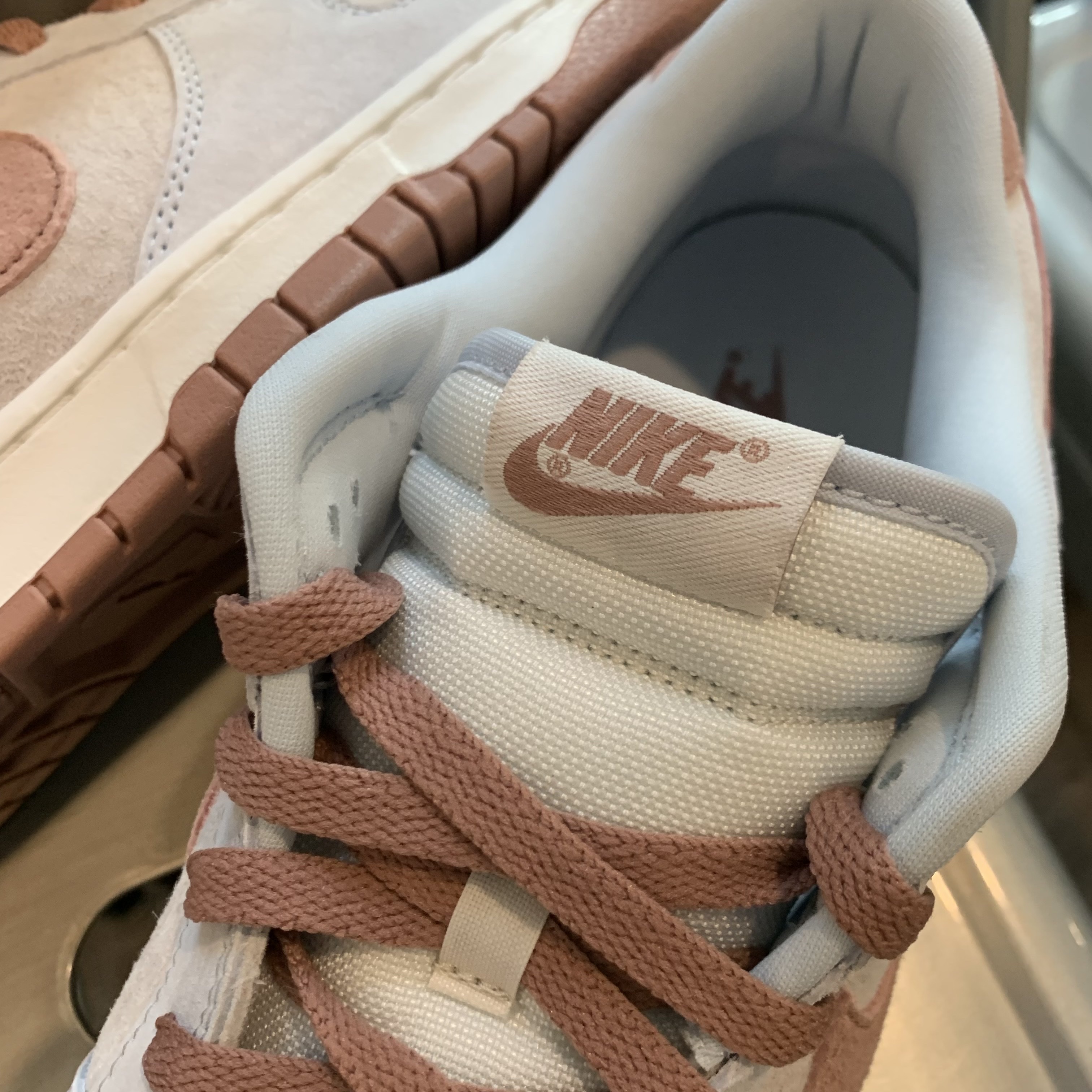 Nike Dunk Low Retro PRM Fossil Rose, Jordan 1 x Travis Scott x Fragment Retro Low OG SP Military Blue 착용 스타일 - 3