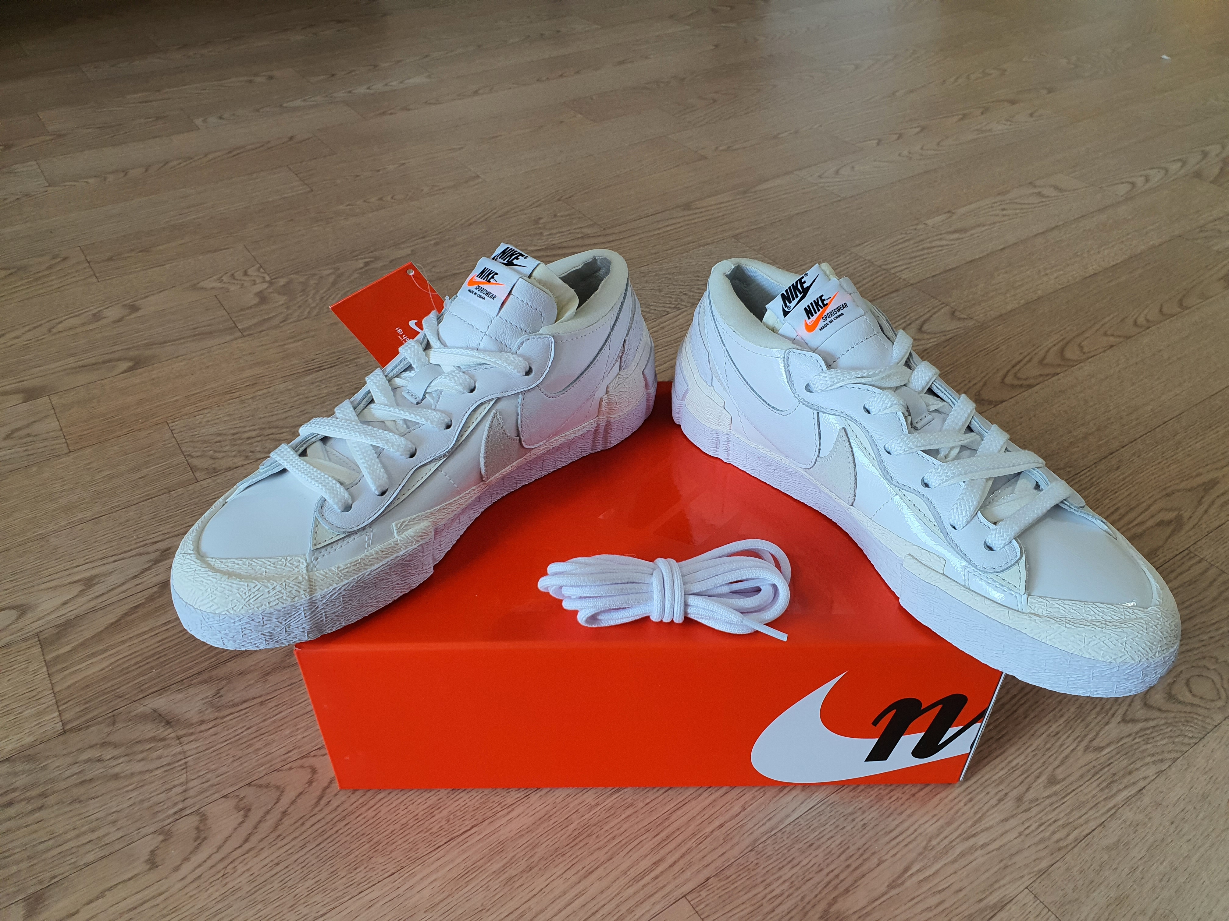 Nike x Sacai Blazer Low White Patent Leather 착용 스타일 - 2