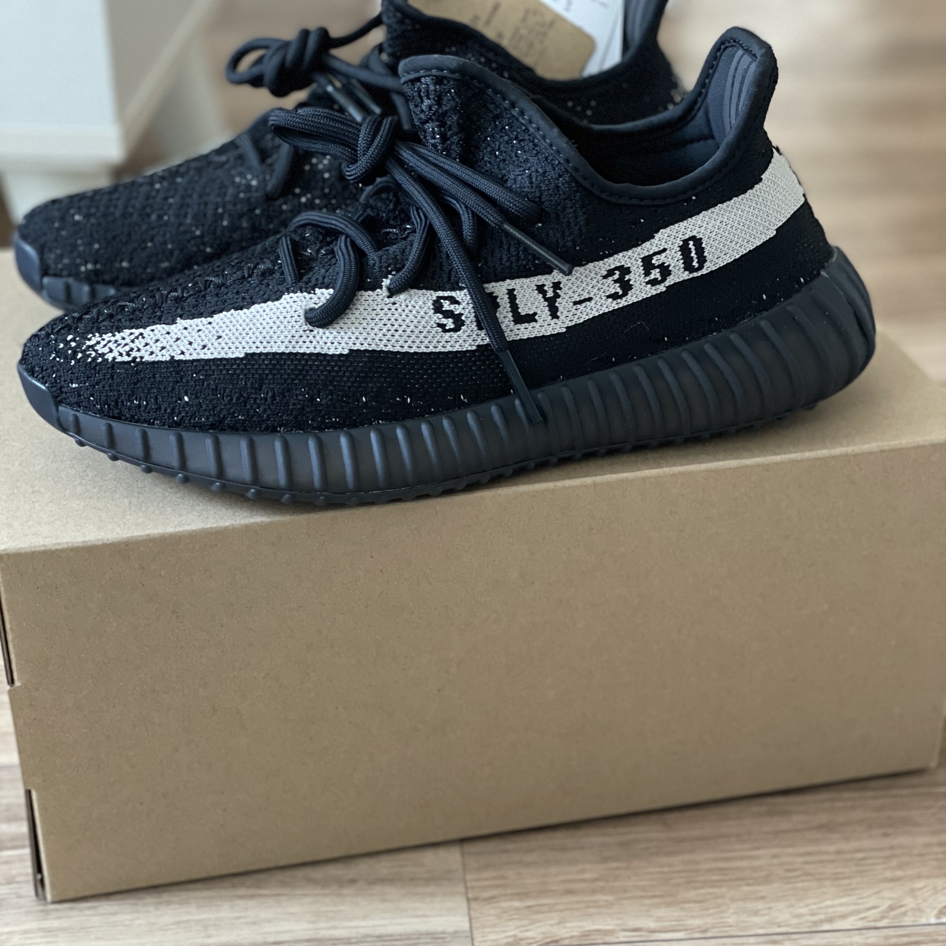 Adidas Yeezy Boost 350 V2 Core Black White 2022 착용 스타일 - 3