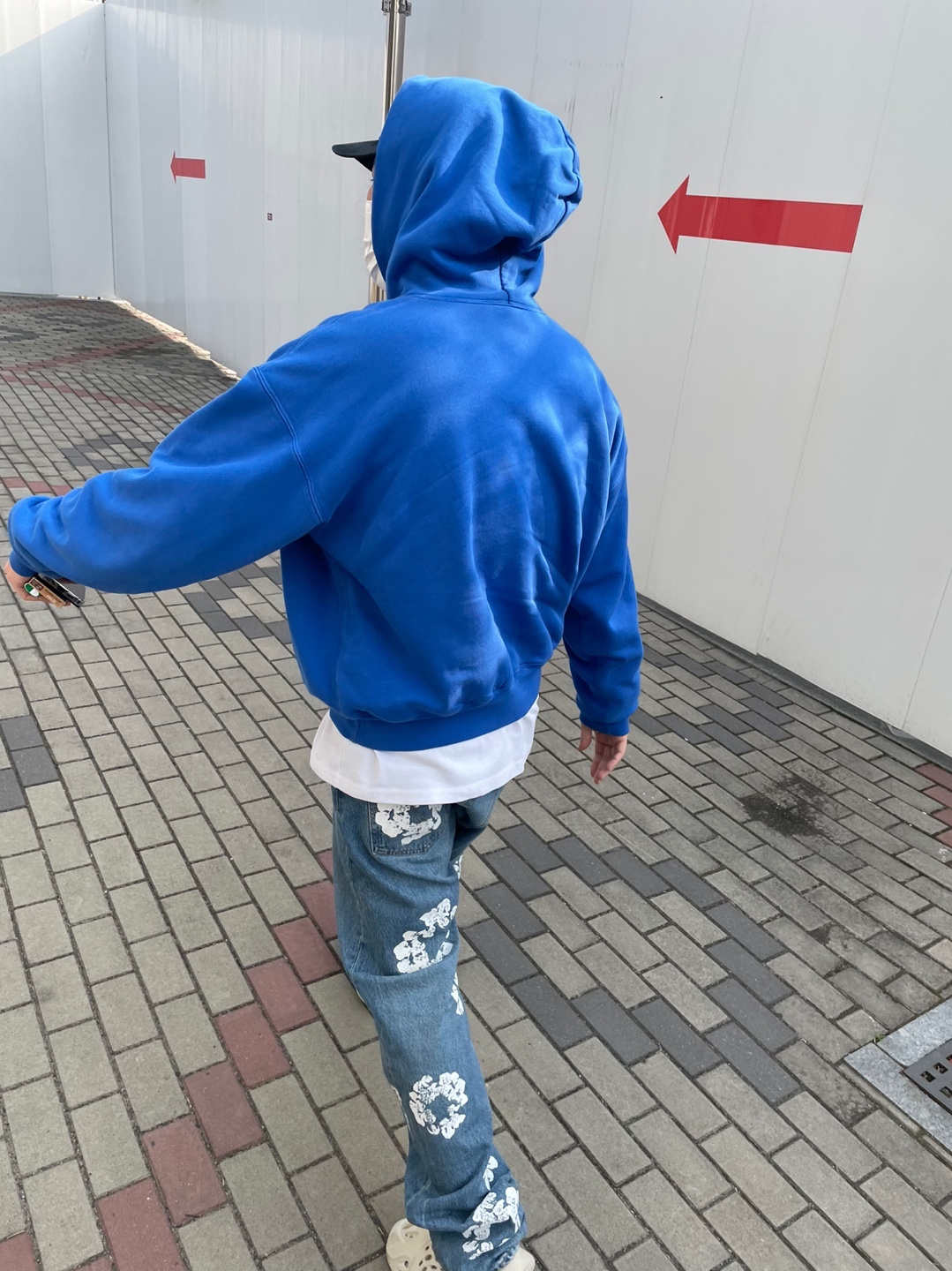 Yeezy Gap Hoodie Blue, Adidas Yeezy Foam RNNR Sand 착용 스타일