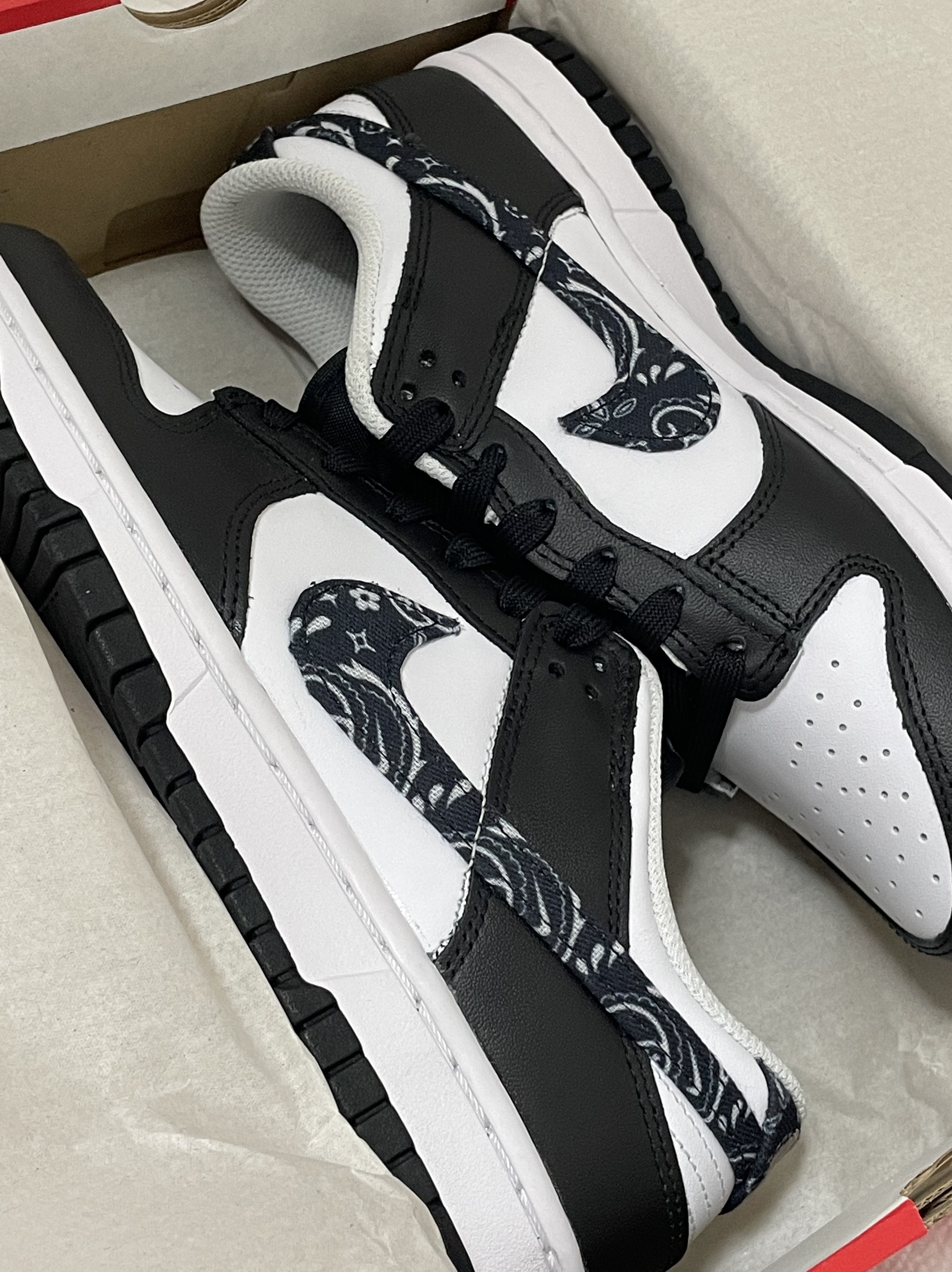 (W) Nike Dunk Low Essential Black Paisley 착용 스타일
