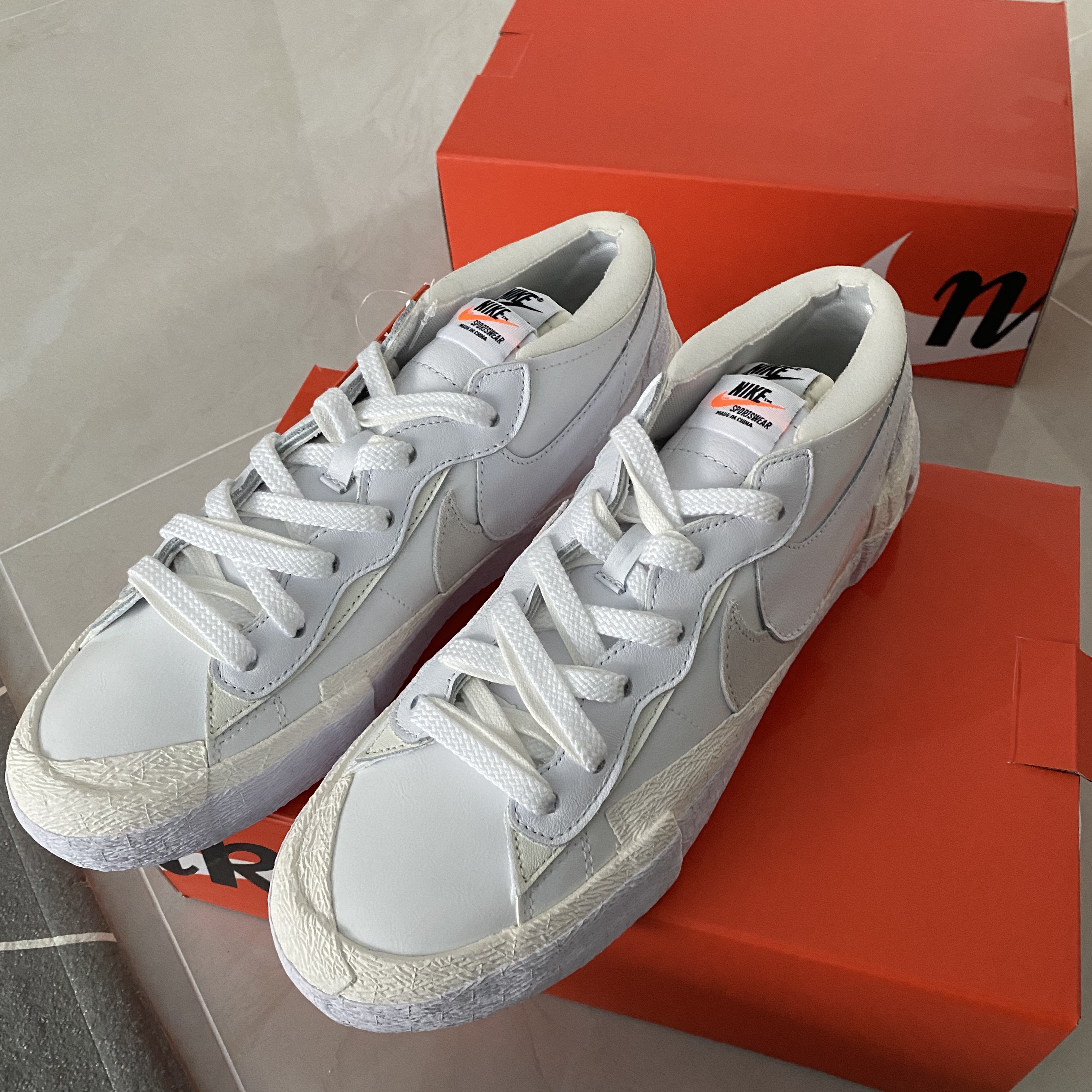 Nike x Sacai Blazer Low White Patent Leather 착용 스타일 - 4