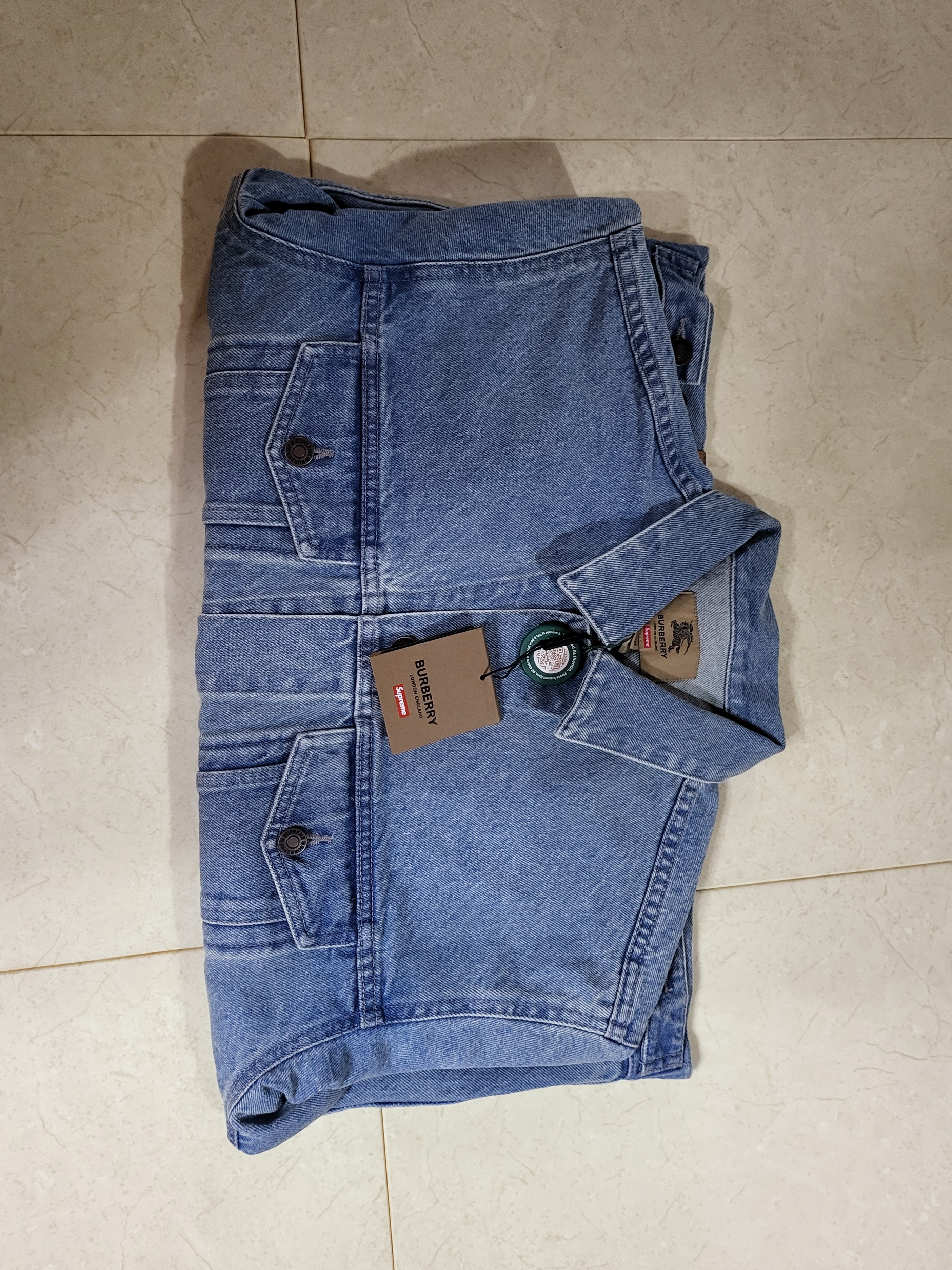 Supreme x Burberry Denim Trucker Jacket Washed Blue - 22SS 착용 스타일