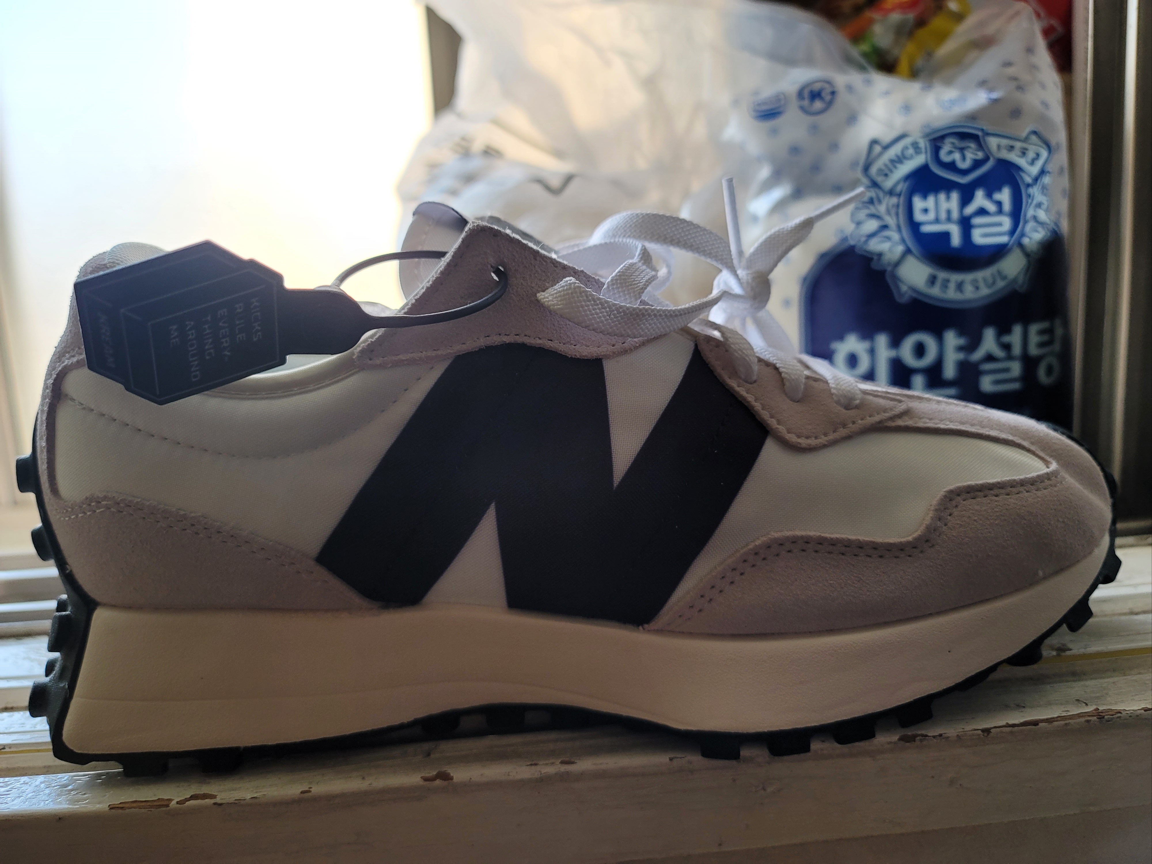 New Balance 327 White Black 착용 스타일