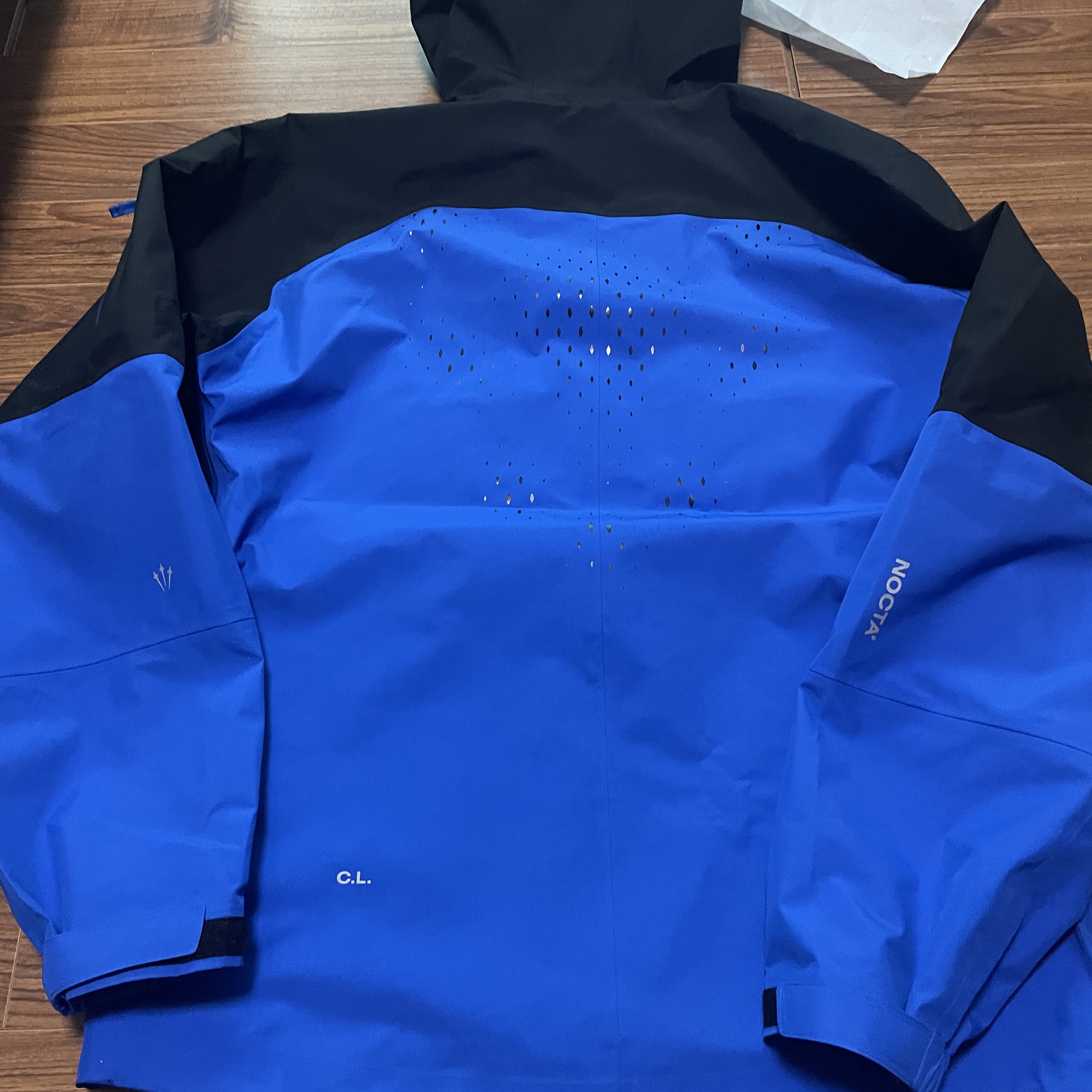 Nike x Drake Nocta x Top Boy Alien Gore-Tex Jacket Blue Black 착용 스타일 - 2