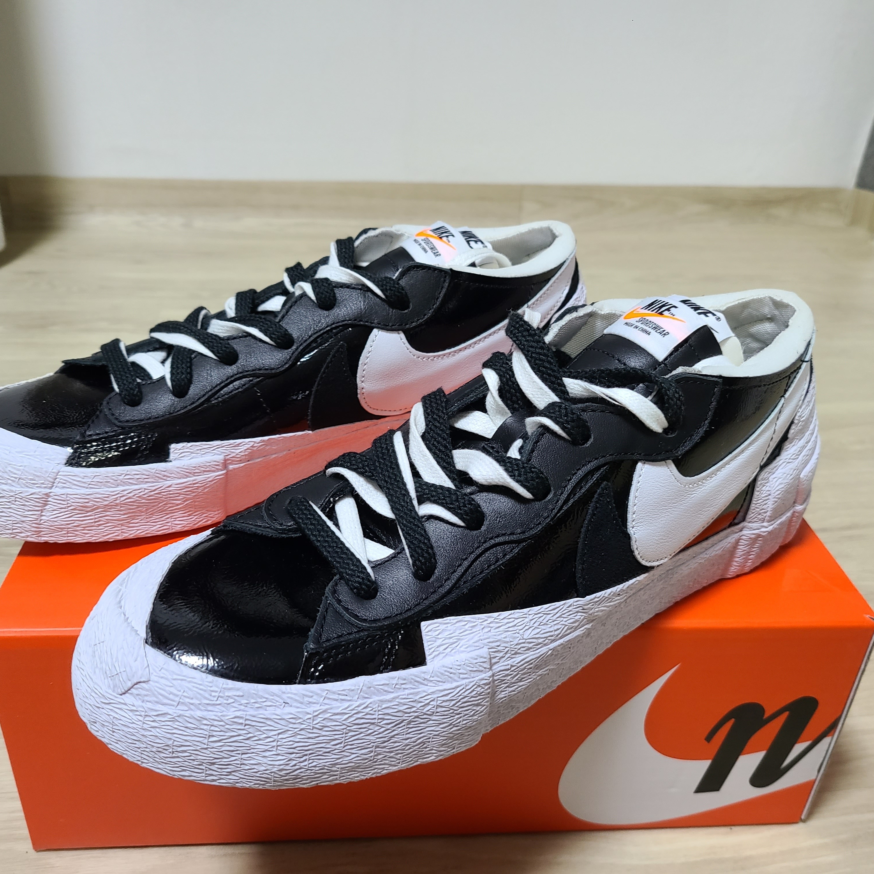 Nike x Sacai Blazer Low Black Patent Leather 착용 스타일 - 2