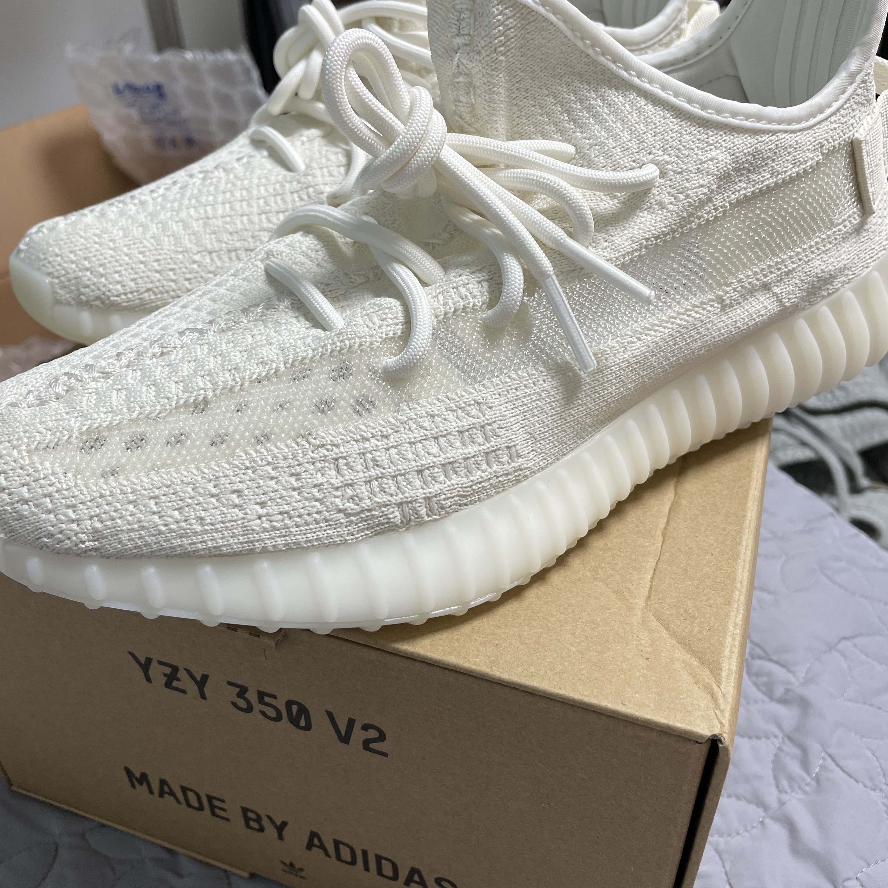 Adidas Yeezy Boost 350 V2 Bone 착용 스타일 - 2