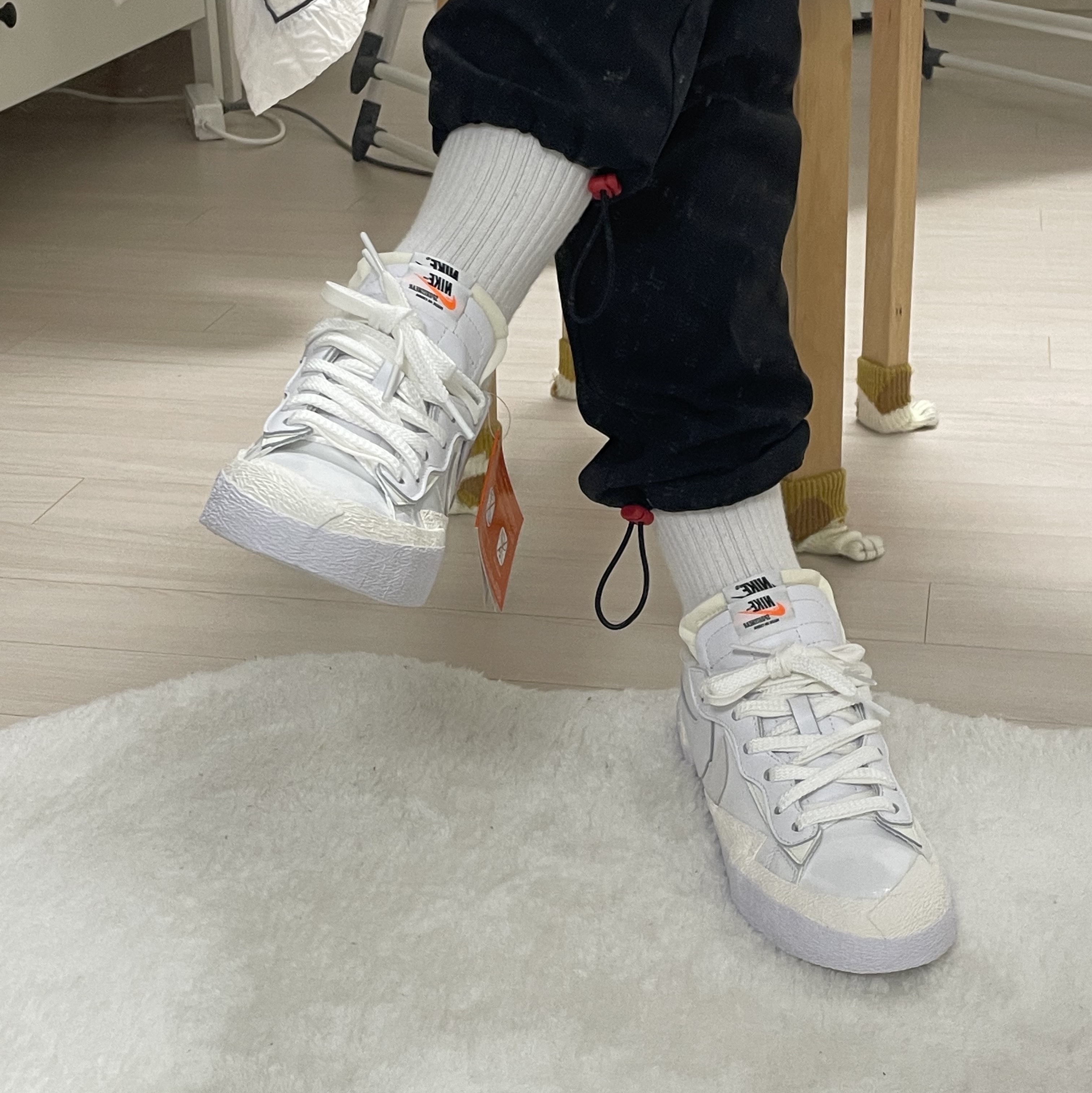 Nike x Sacai Blazer Low White Patent Leather 착용 스타일 - 3