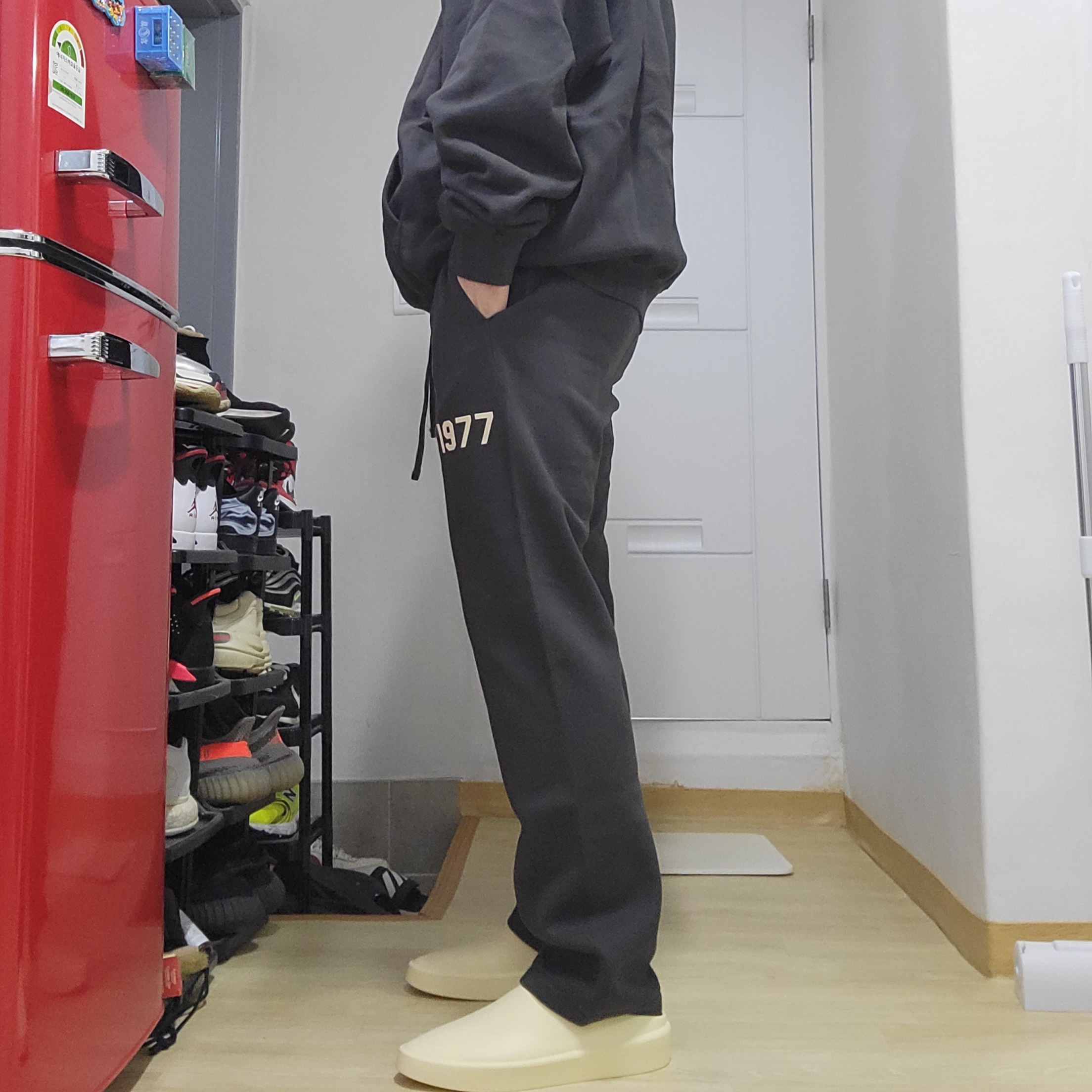 Essentials 1977 Hoodie Iron - 22SS, Essentials 1977 Relaxed Sweatpants Iron - 22SS 착용 스타일 - 1