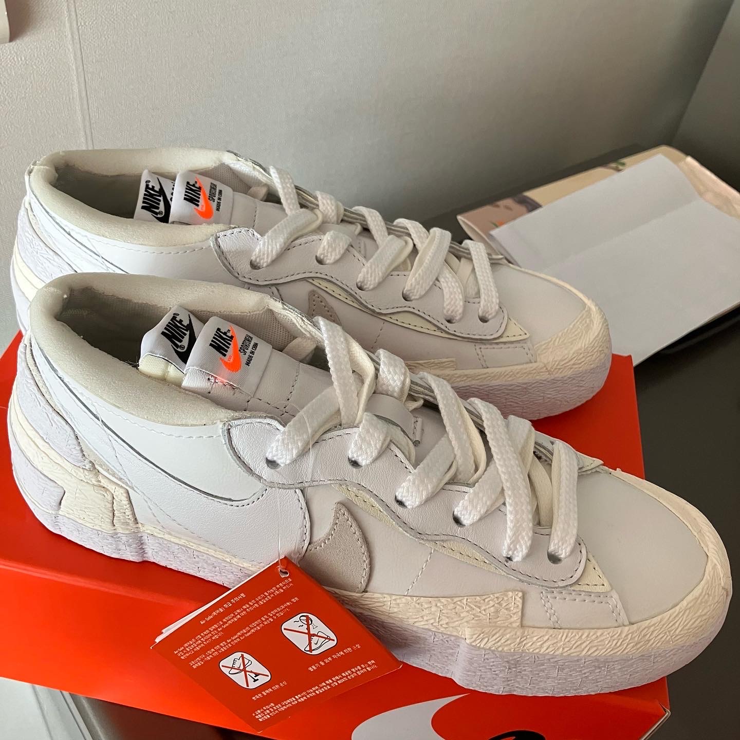 Nike x Sacai Blazer Low White Patent Leather 착용 스타일 - 3
