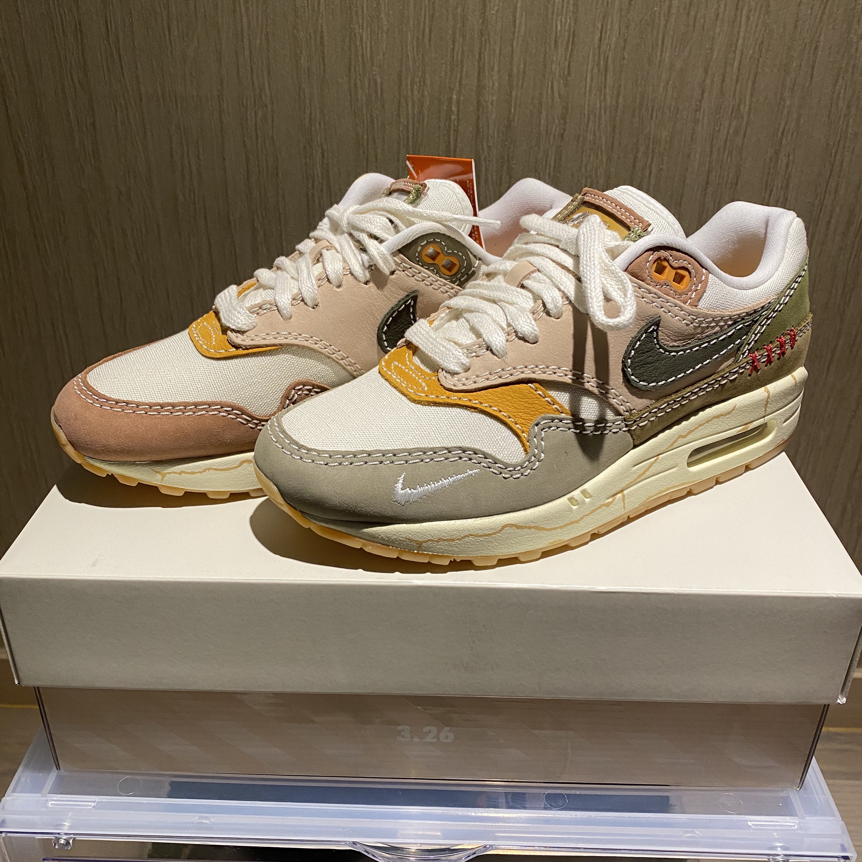 (W) Nike Air Max 1 Premium Wabisabi 착용 스타일 - 1