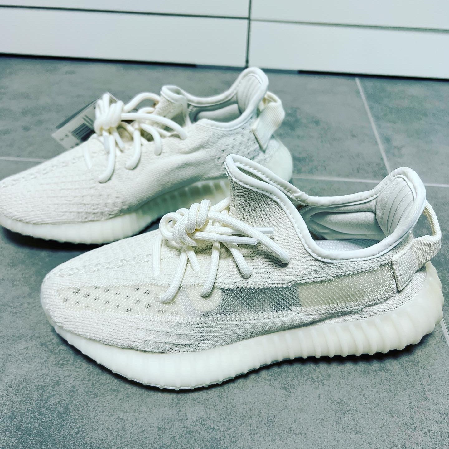 Adidas Yeezy Boost 350 V2 Bone 착용 스타일 - 2