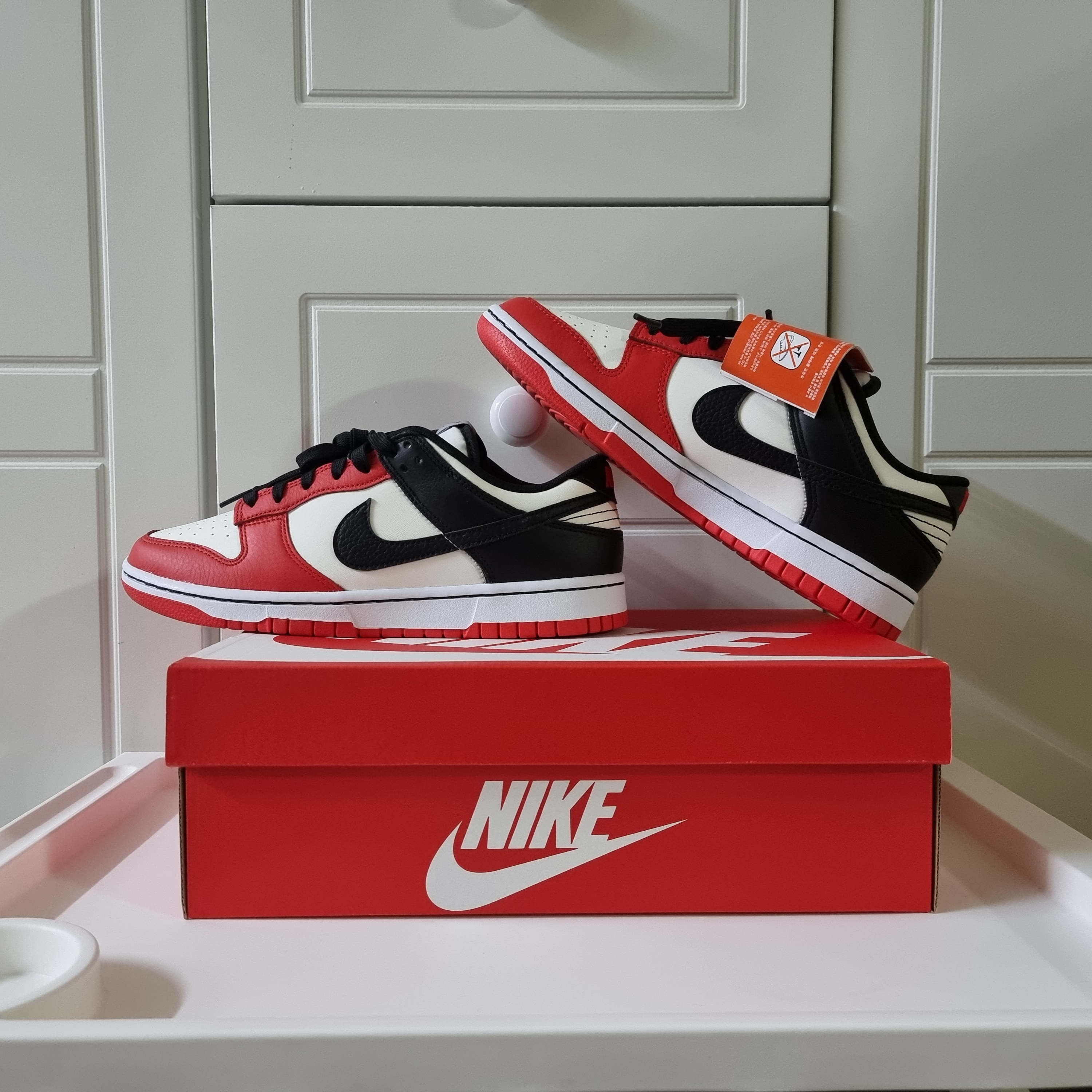 Nike x NBA Dunk Low Retro EMB Black and Chile Red 착용 스타일