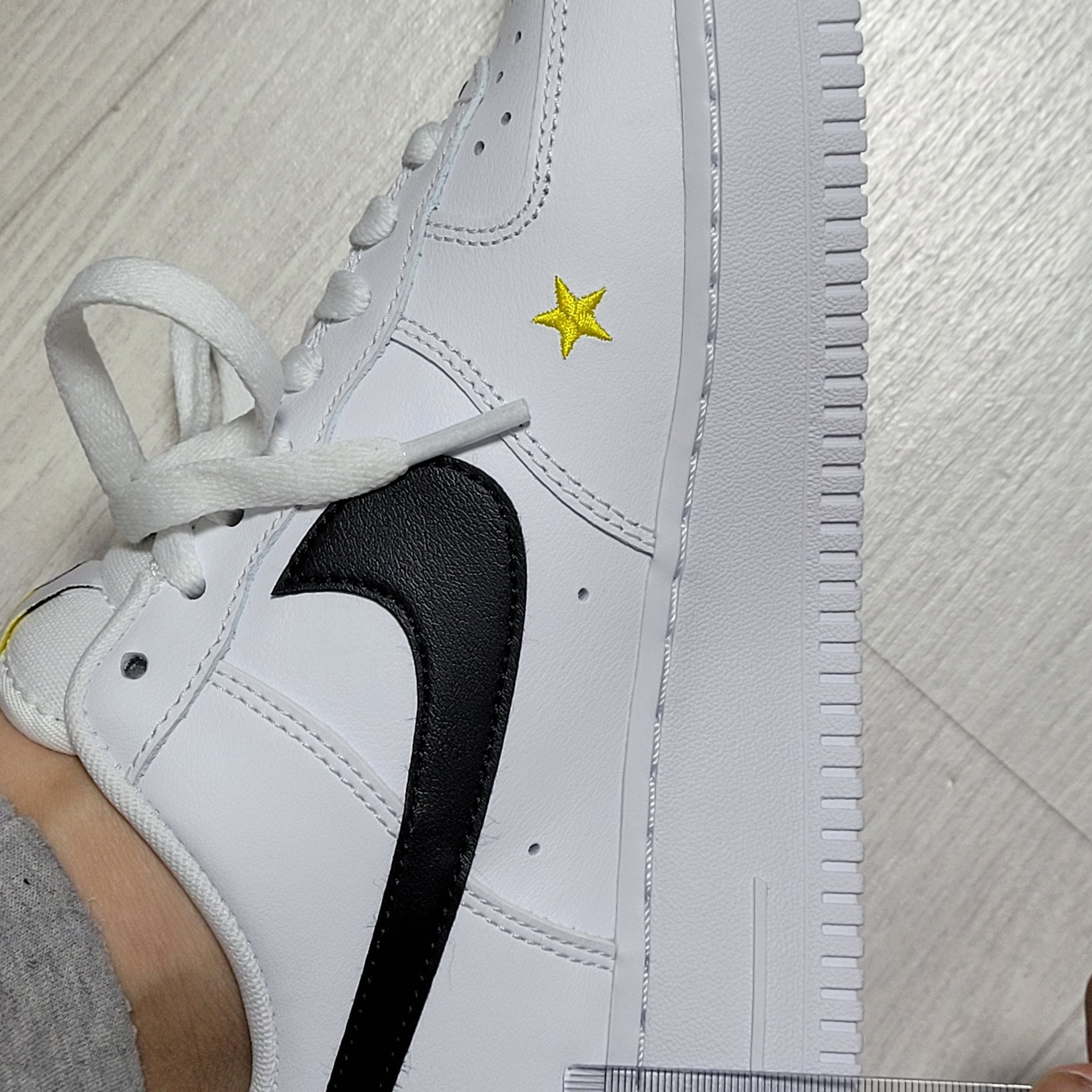 Nike Air Force 1 '07 LV8 2 Have a Nike Day 착용 스타일 - 3