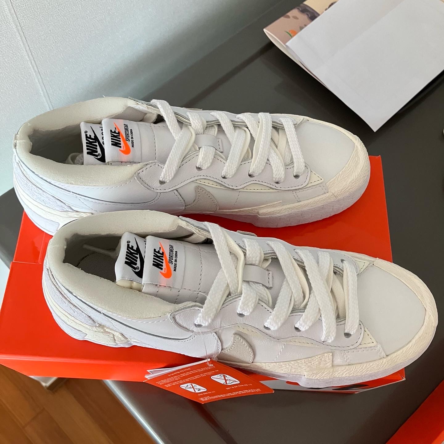Nike x Sacai Blazer Low White Patent Leather 착용 스타일 - 5
