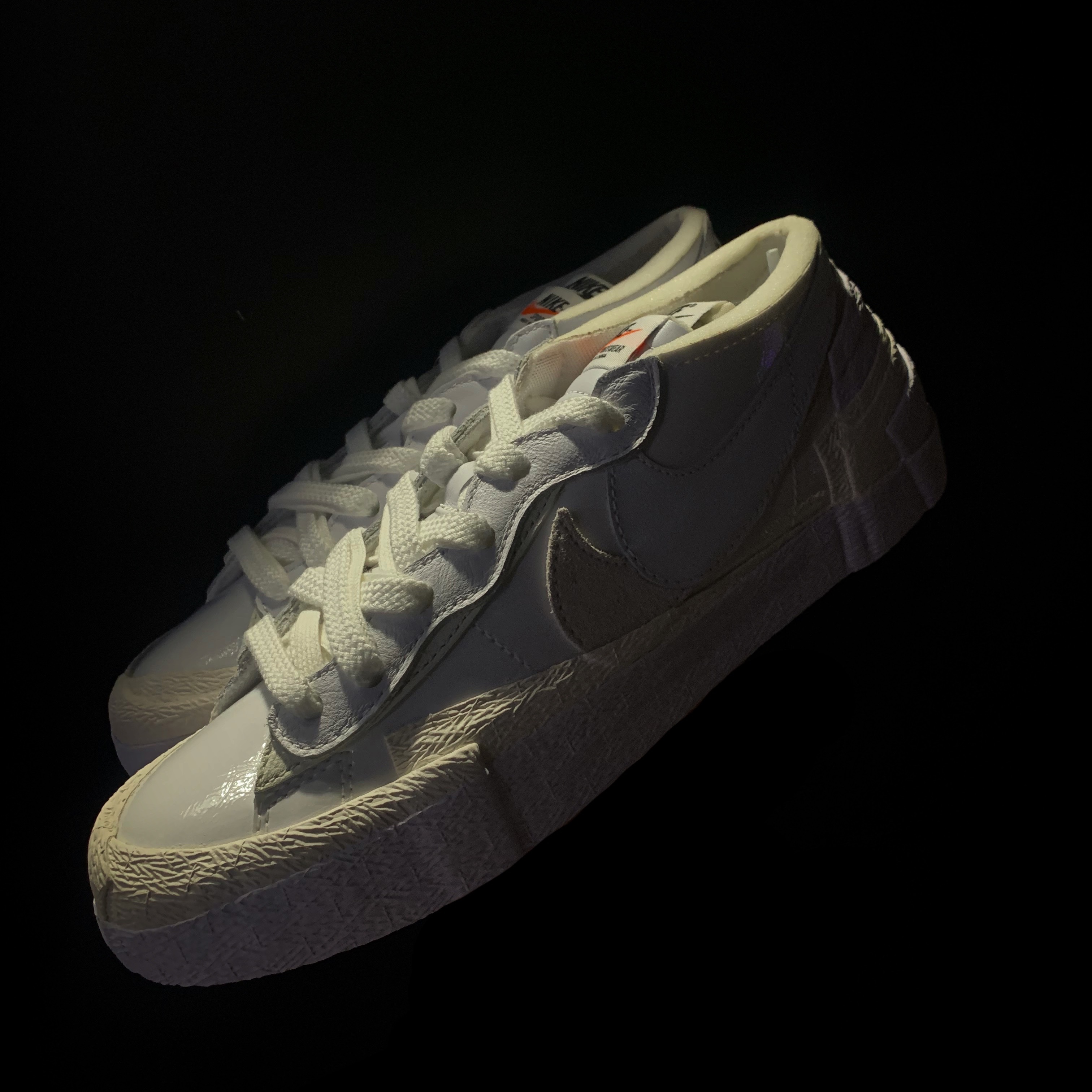 Nike x Sacai Blazer Low White Patent Leather 착용 스타일 - 3