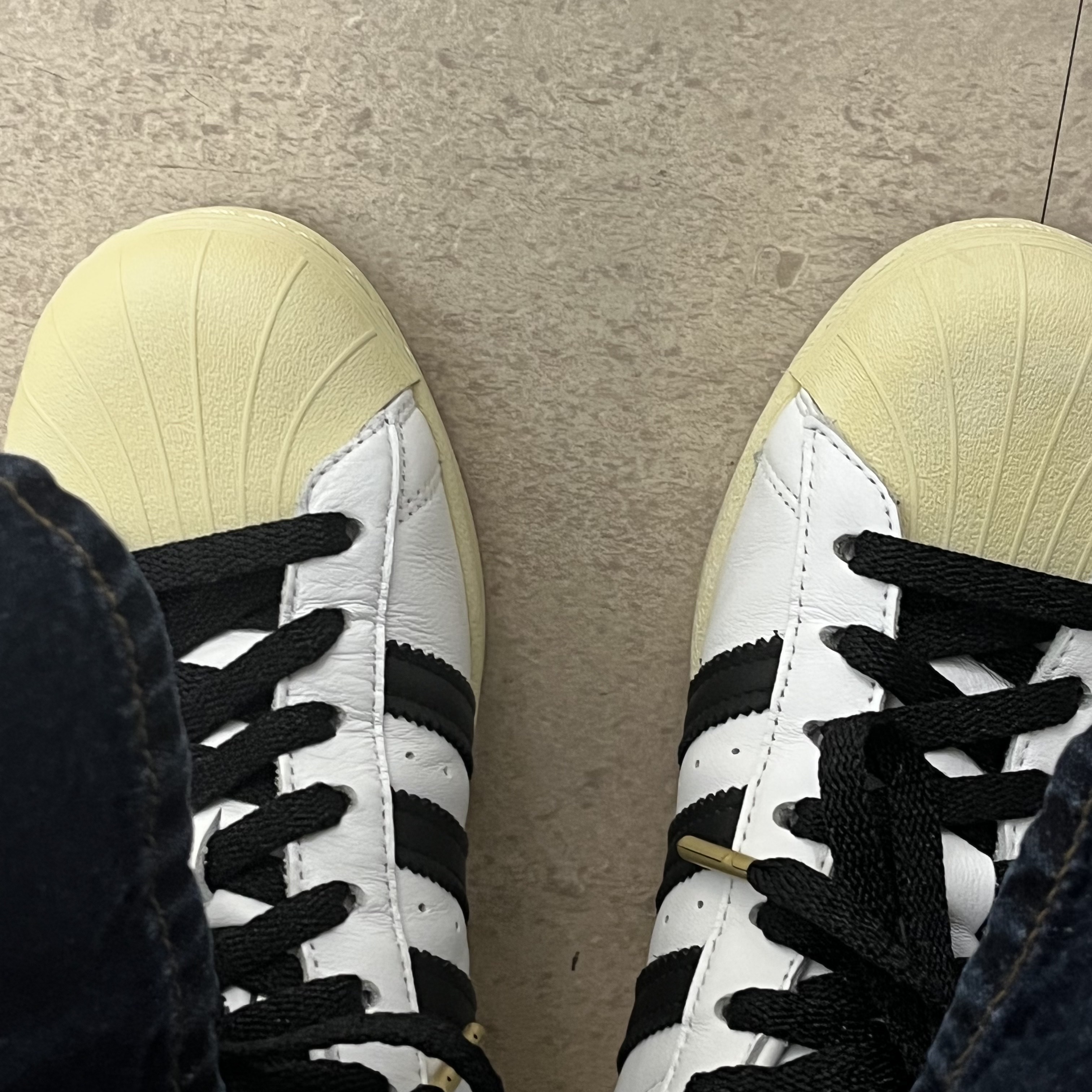 Adidas Superstar Premium White Black 착용 스타일 - 1