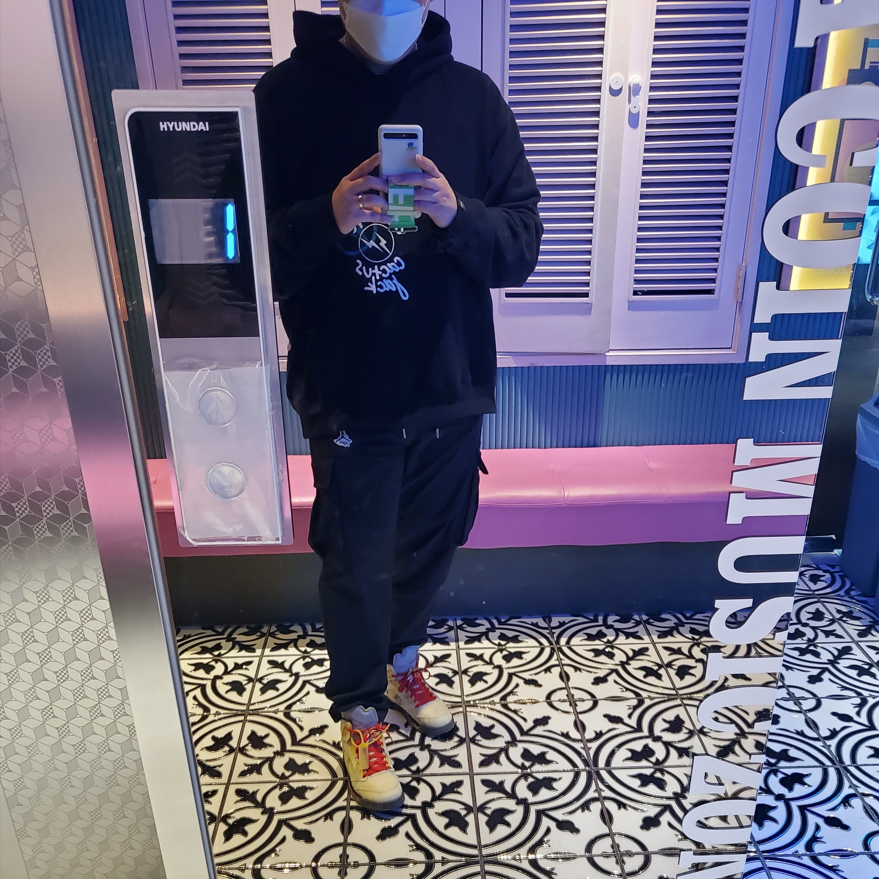 Jordan x Travis Scott x Fragment Hoodie Black (DJ0615-010), Jordan 5 x Off-White Retro SP Sail Fire Red 착용 스타일