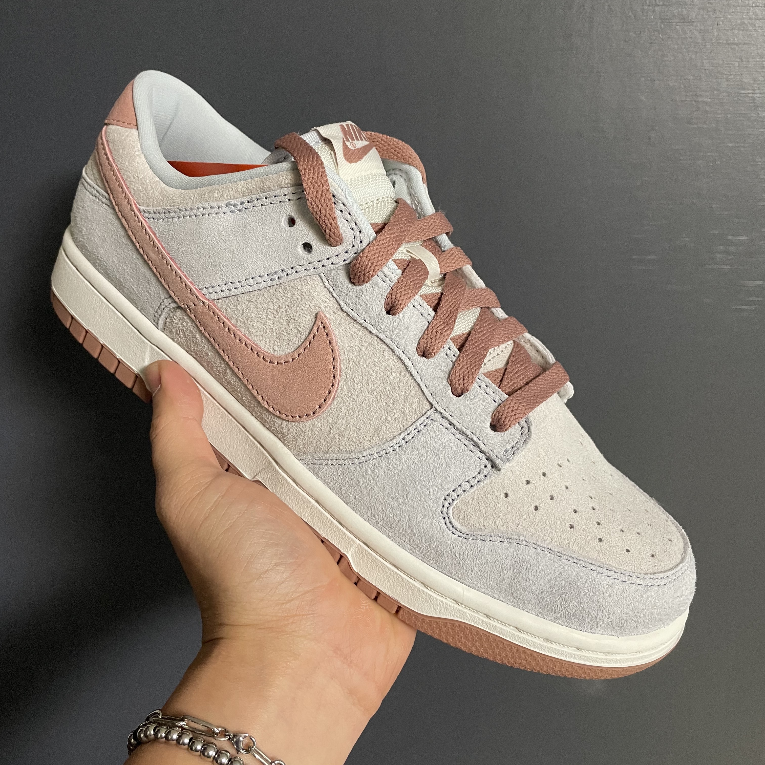 Nike Dunk Low Retro PRM Fossil Rose 착용 스타일 - 1