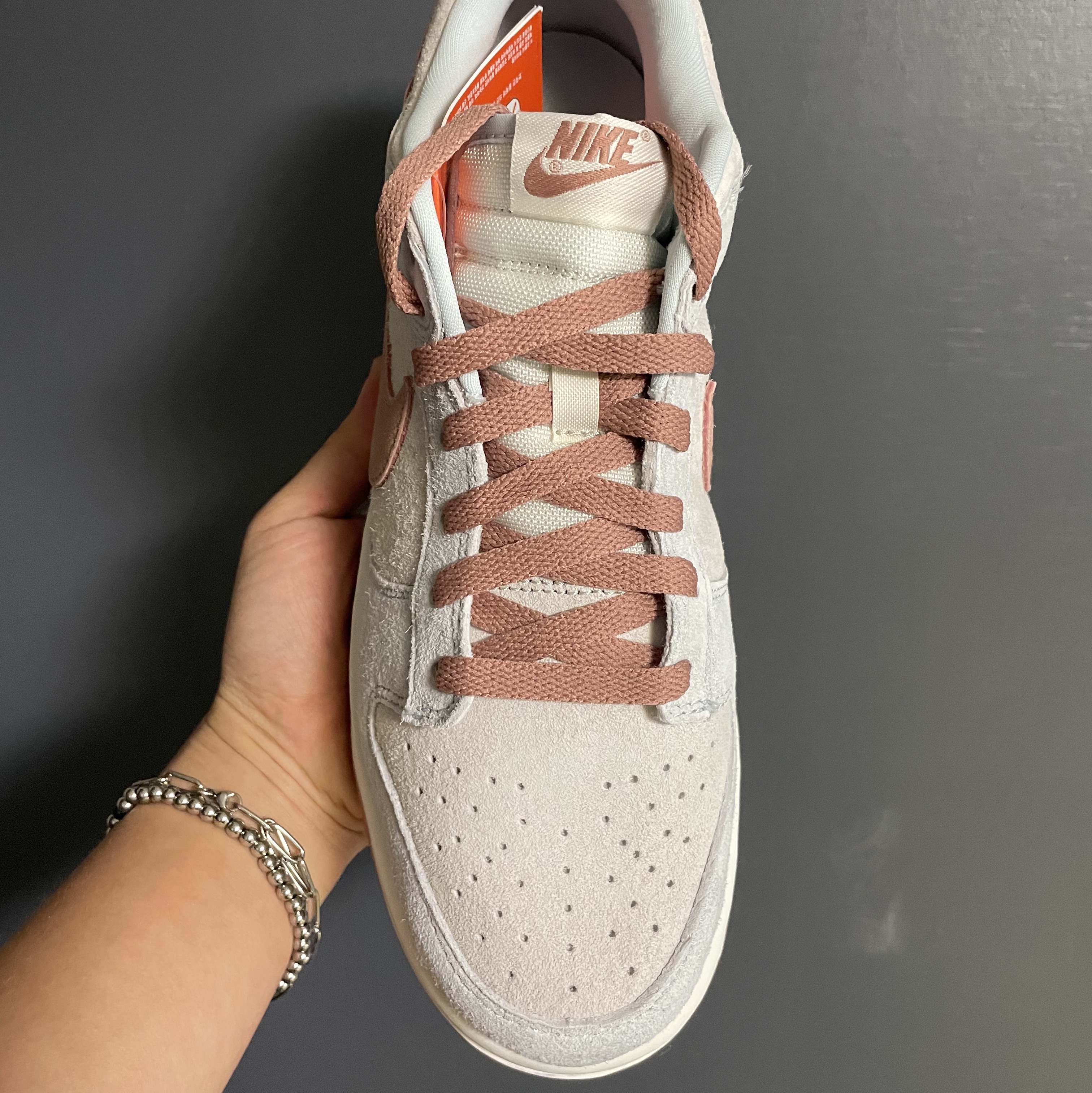 Nike Dunk Low Retro PRM Fossil Rose 착용 스타일 - 2