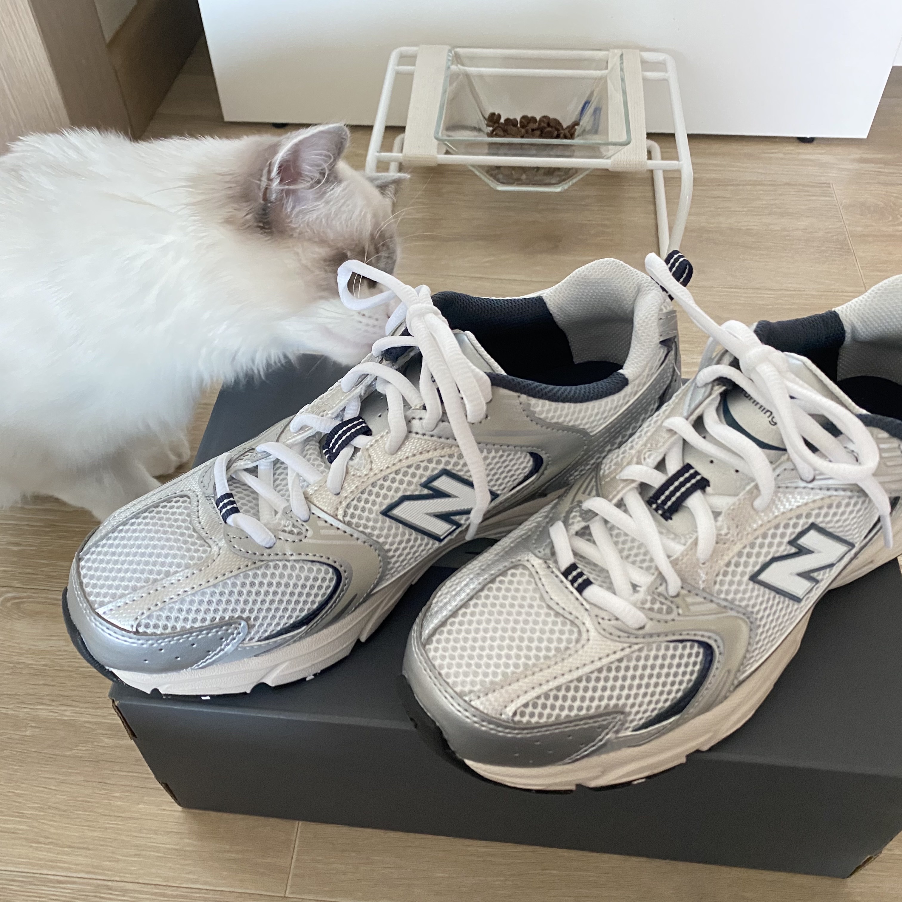 New Balance 530 Steel Grey 착용 스타일 - 1