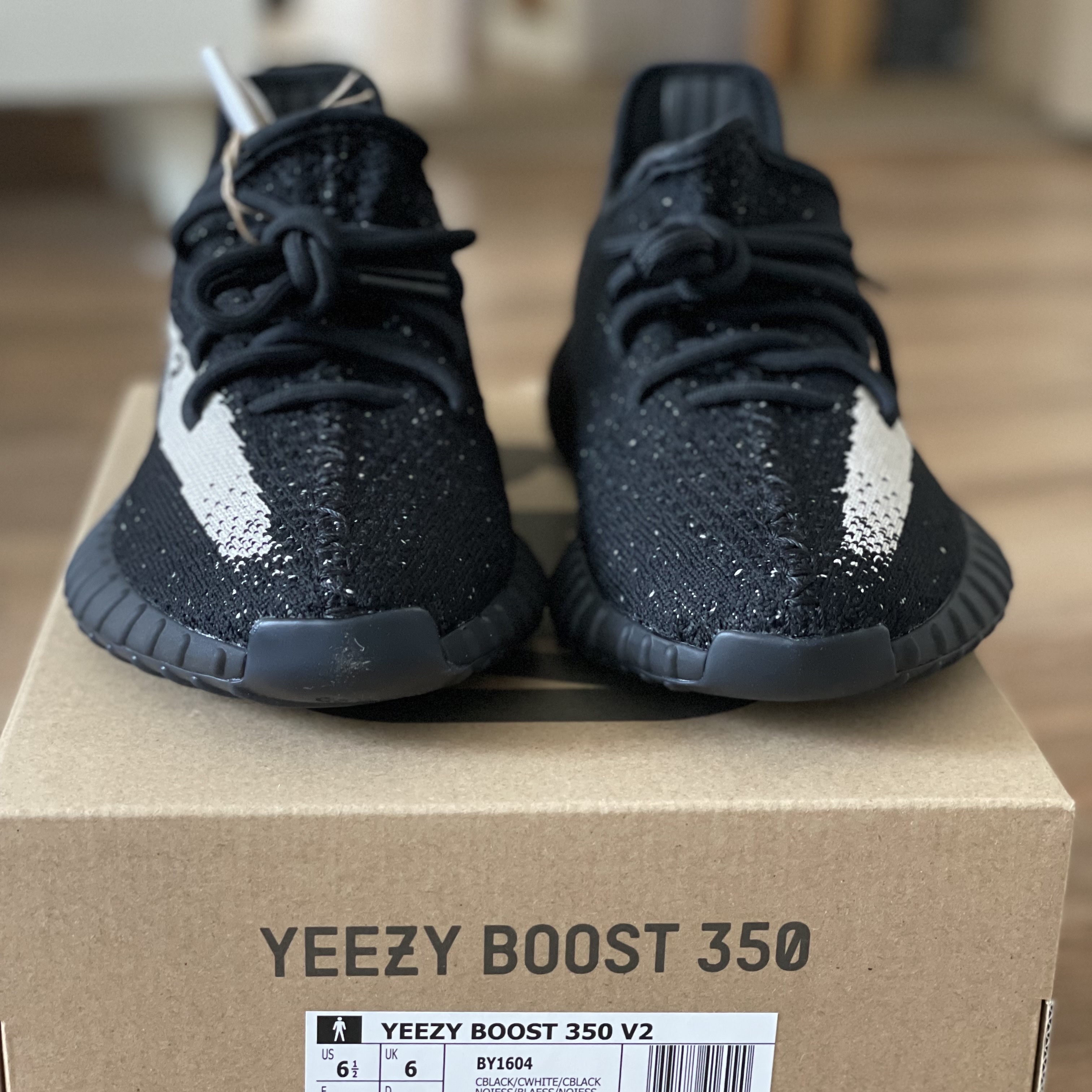 Adidas Yeezy Boost 350 V2 Core Black White 2022 착용 스타일 - 2