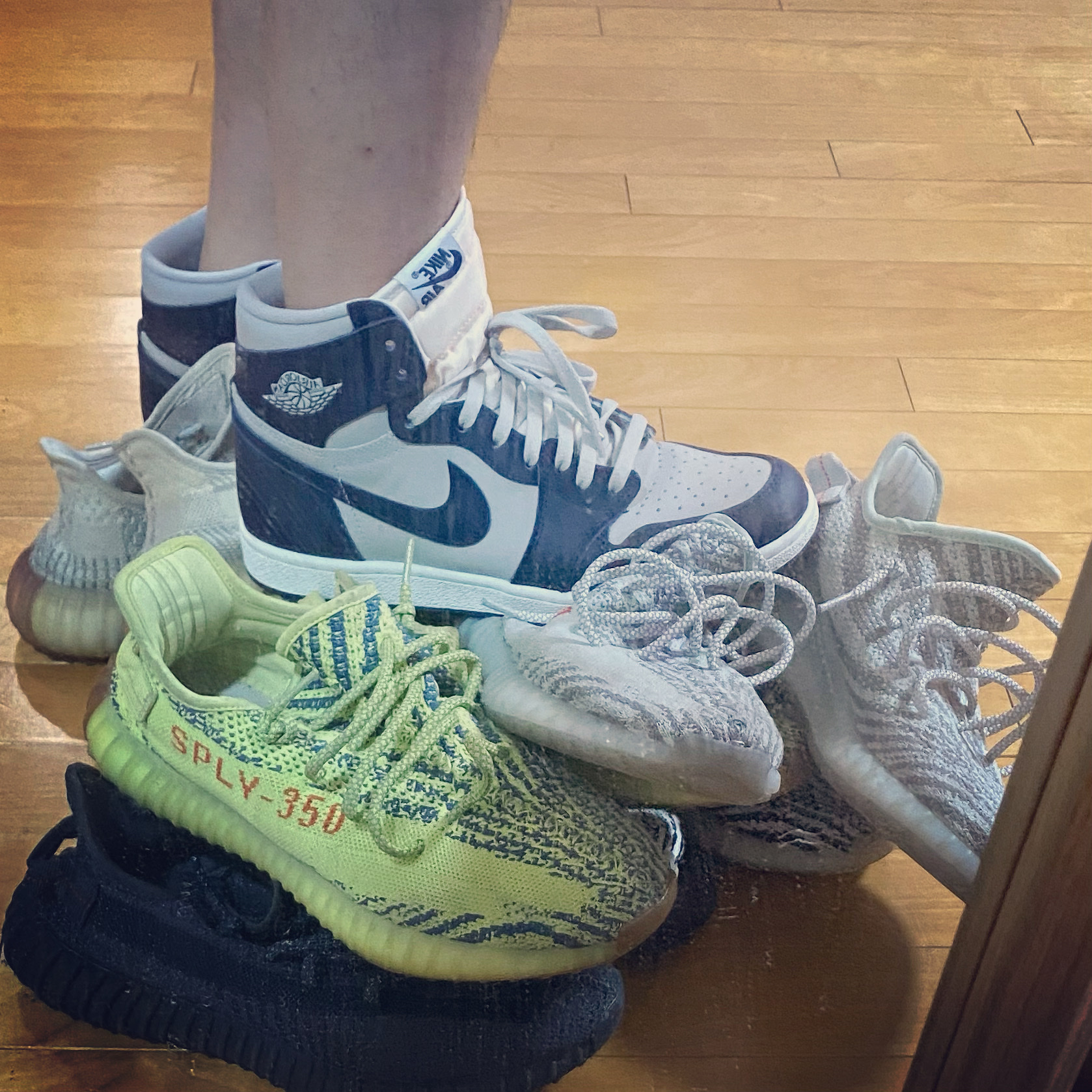 Jordan 1 High 85 College Navy, Adidas Yeezy Boost 350 V2 Semi Frozen Yellow 착용 스타일