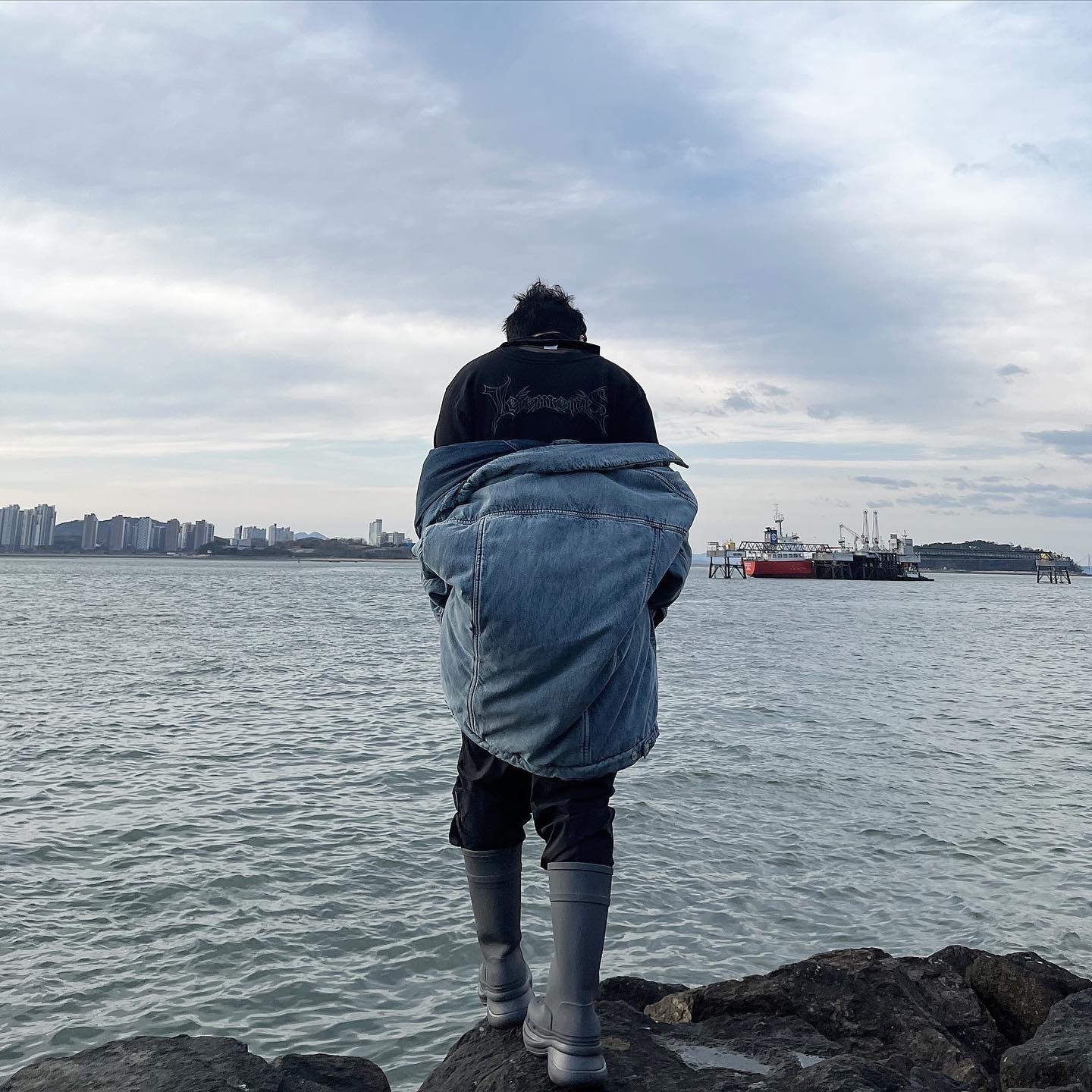Balenciaga x Crocs Rubber Boot Grey, Balenciaga Padded Japanese Denim Jacket Indigo 착용 스타일 - 2