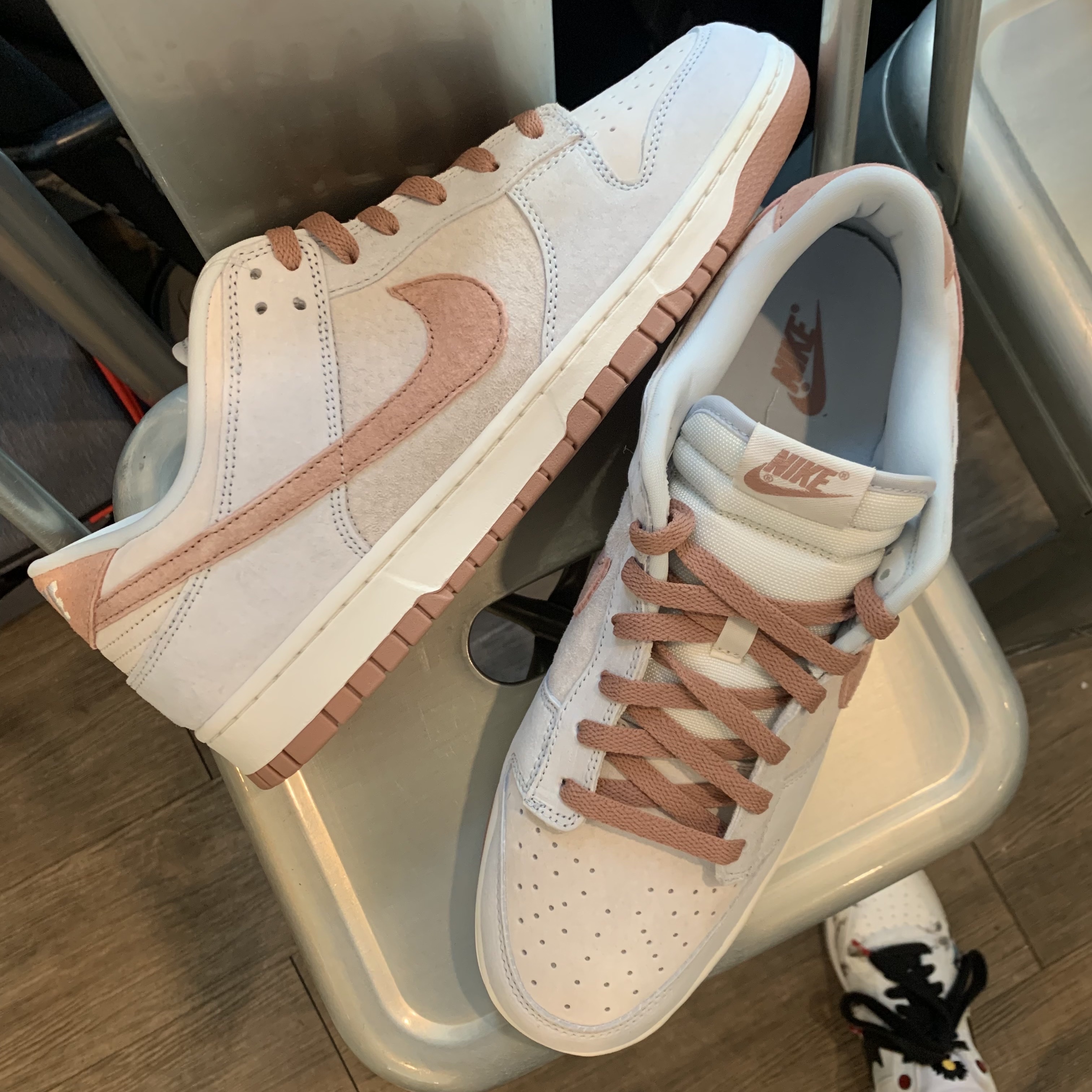 Nike Dunk Low Retro PRM Fossil Rose, Jordan 1 x Travis Scott x Fragment Retro Low OG SP Military Blue 착용 스타일 - 5