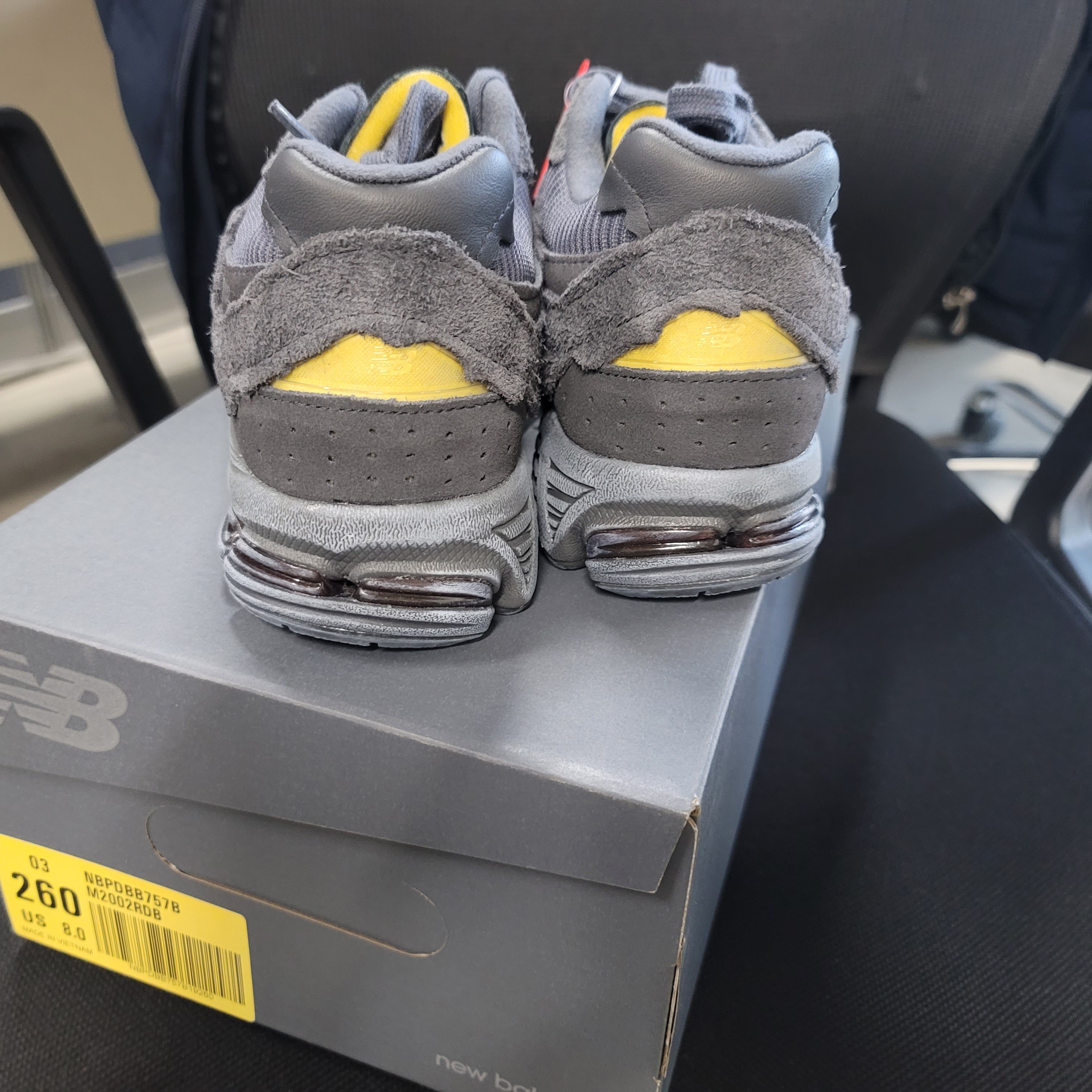 New Balance 2002R Protection Pack Phantom 착용 스타일 - 3