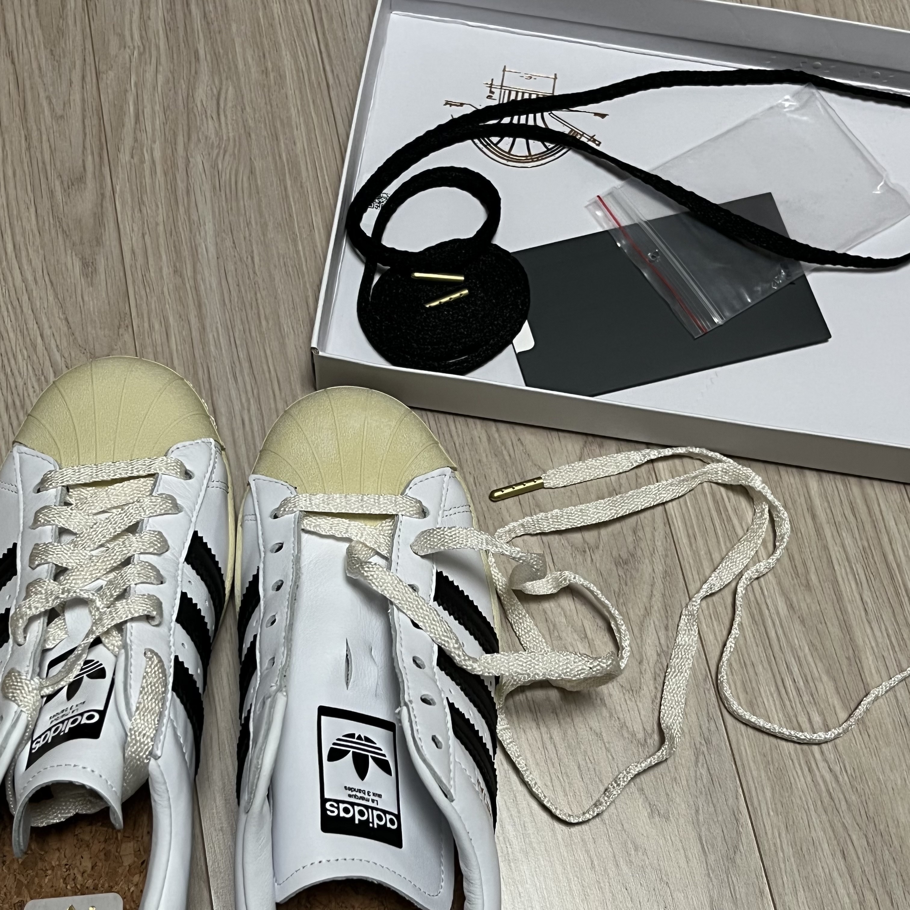 Adidas Superstar Premium White Black 착용 스타일 - 2