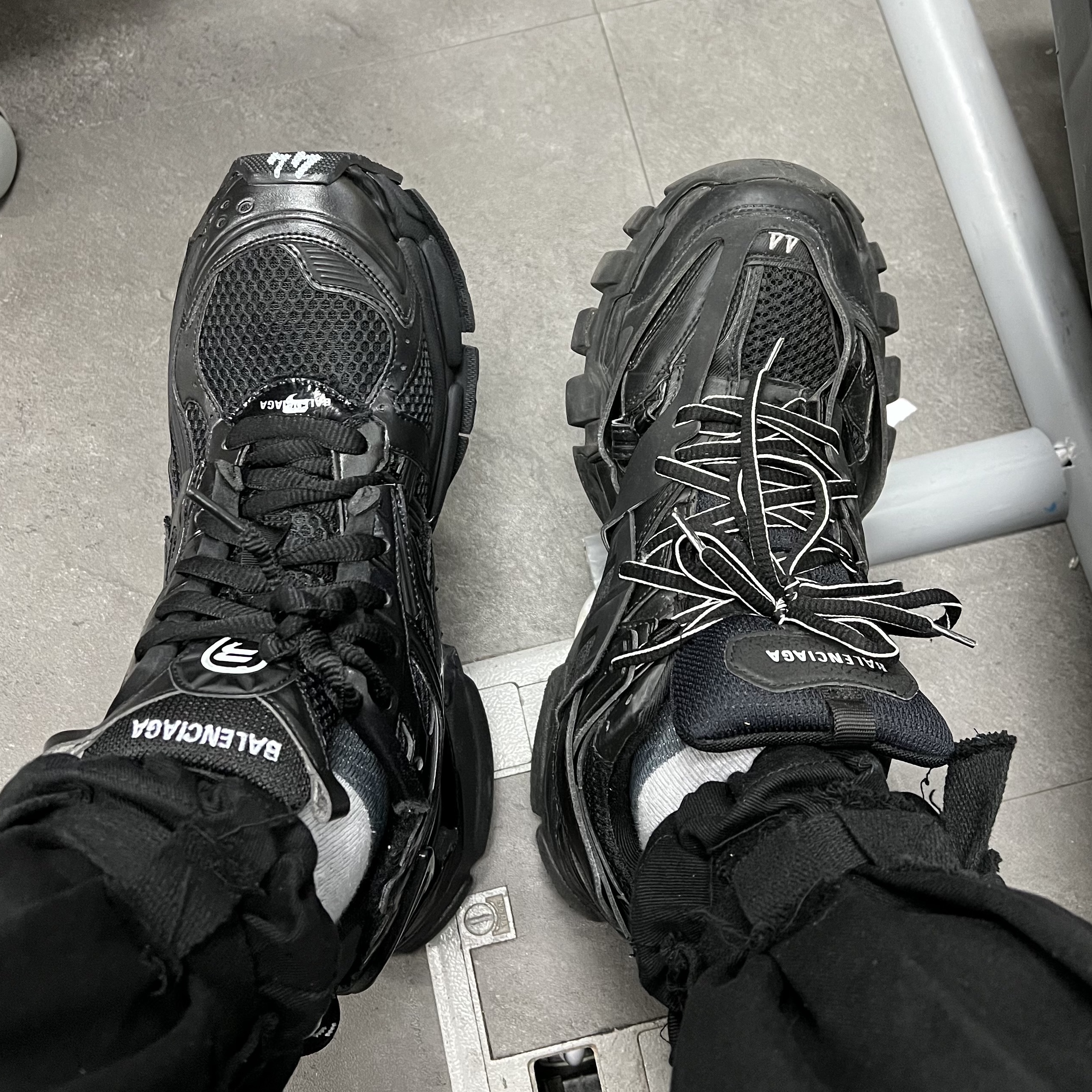 Balenciaga Runner Sneakers Black, Balenciaga Track Sneakers Triple Black 착용 스타일