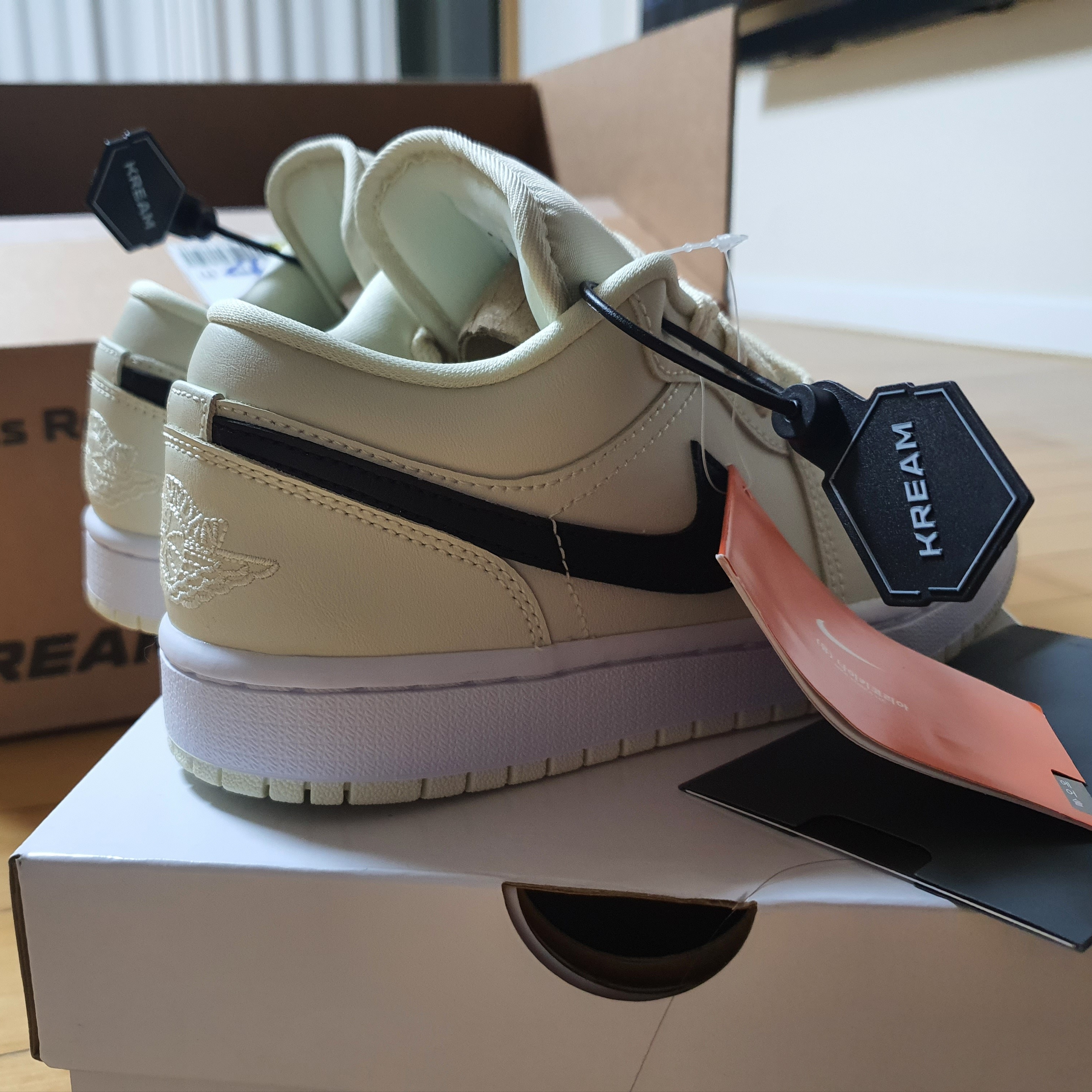 (W) Jordan 1 Low Coconut Milk, Jordan 1 Low Bred Toe 착용 스타일 - 1