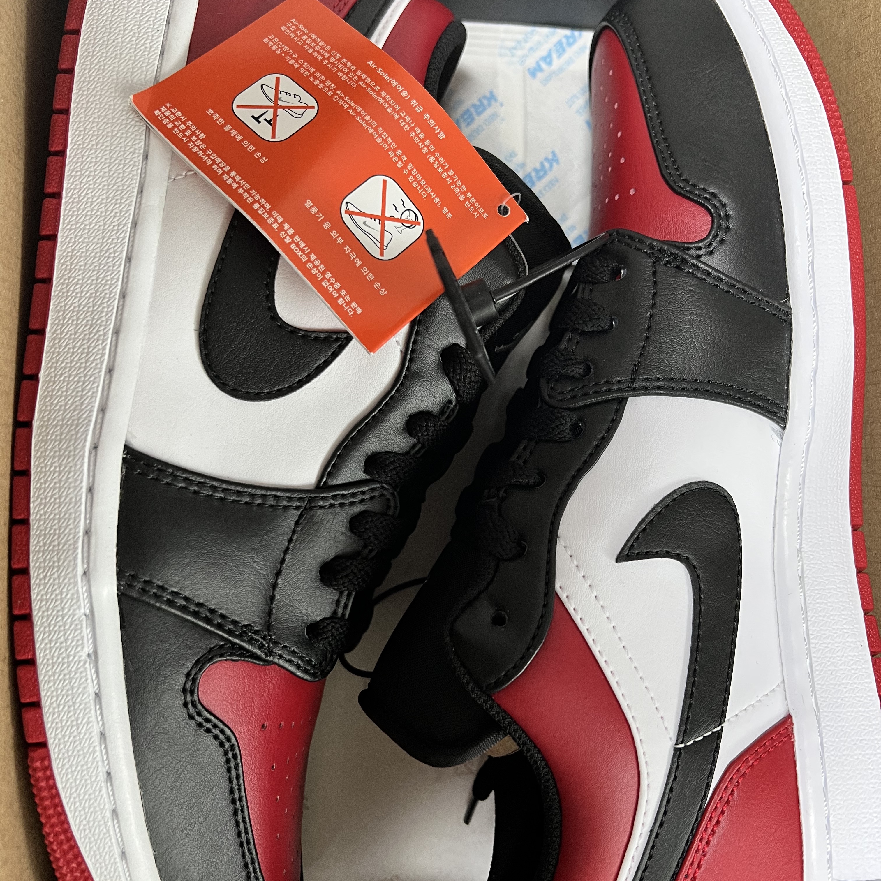 Jordan 1 Low Bred Toe, Nike Air Force 1 '07 Low White 착용 스타일 - 1