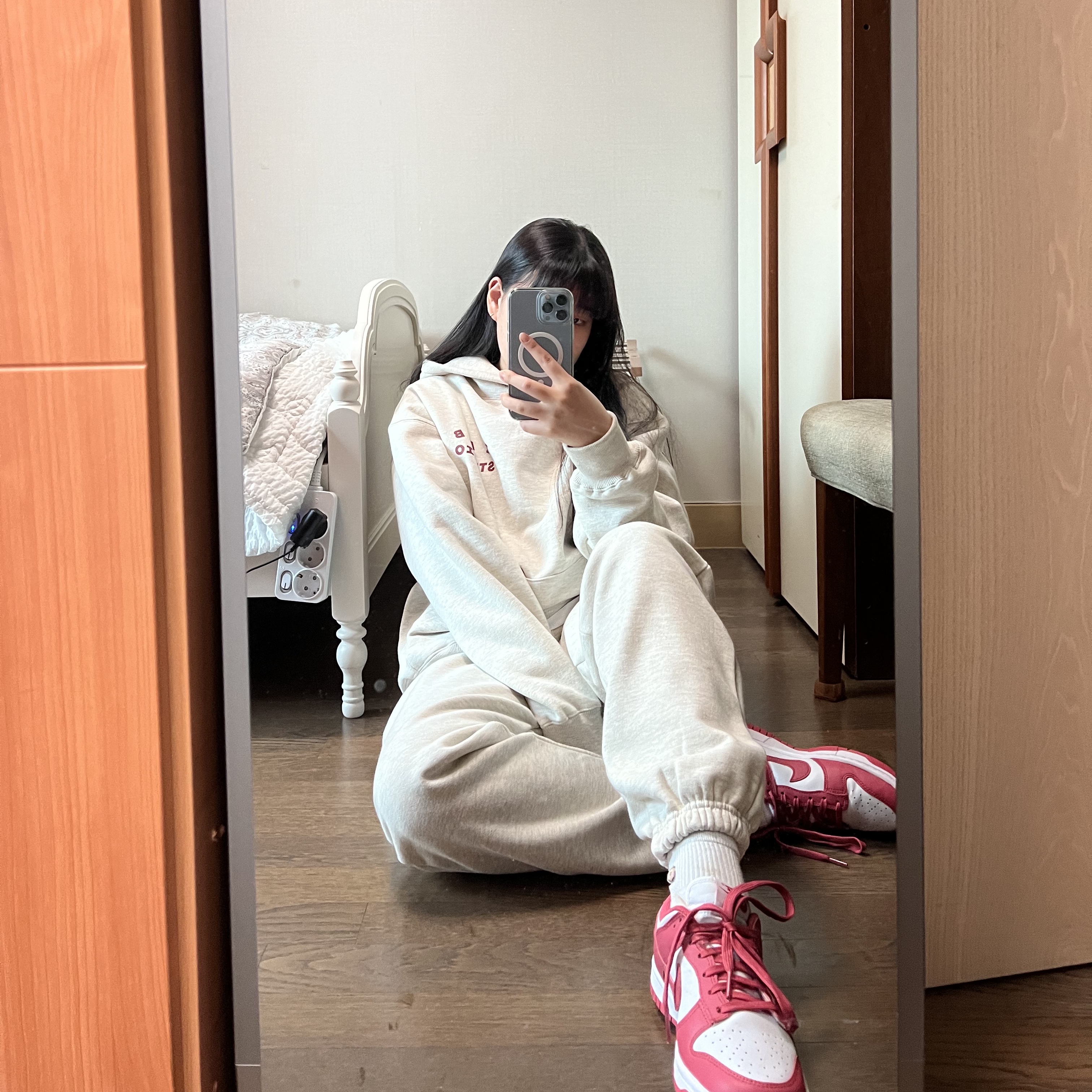 IAB Studio Hoodie Oatmeal Burgundy, IAB Studio Sweatpants Oatmeal Burgundy - 22SS 착용 스타일