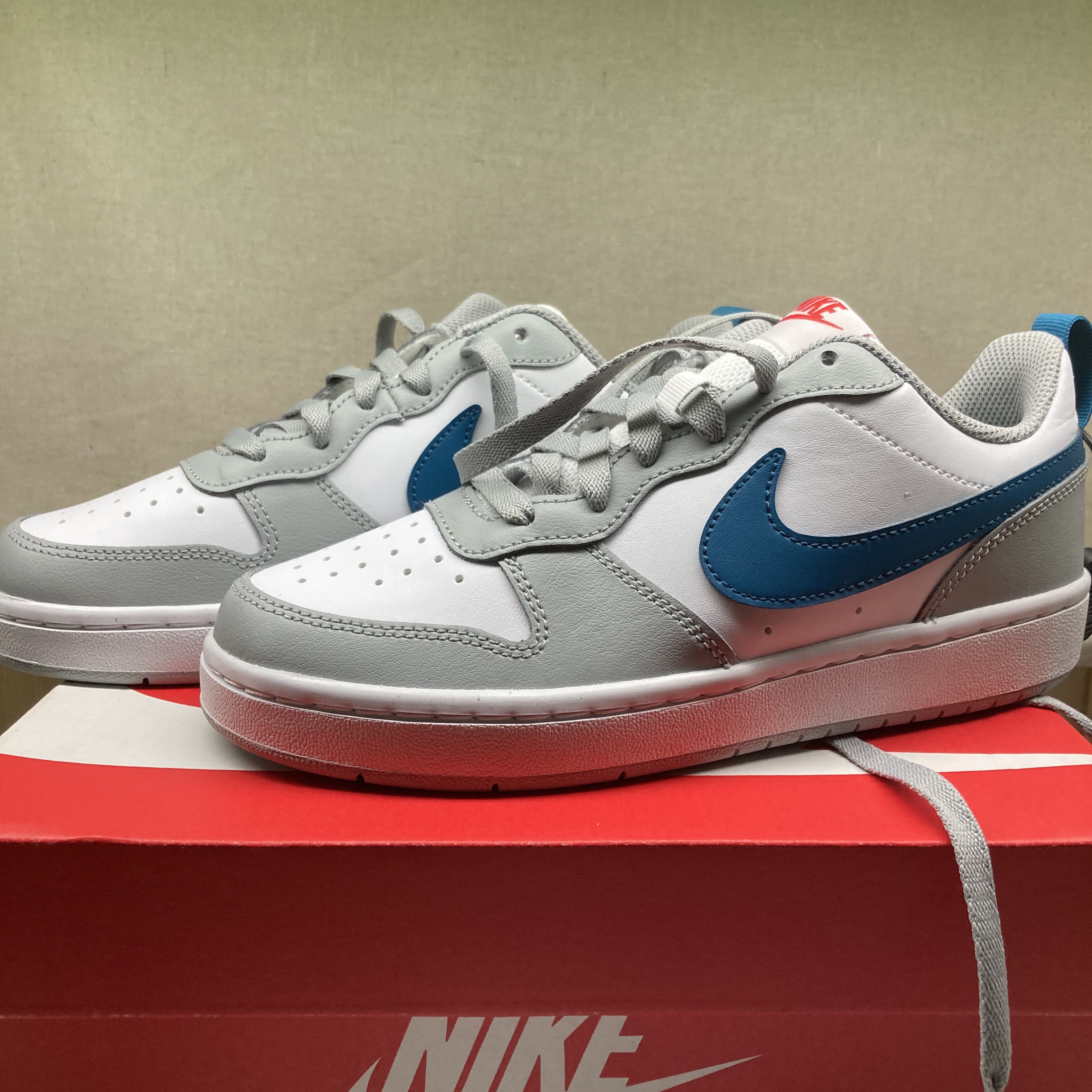 (GS) Nike Court Borough Low 2 Light Smoke Grey 착용 스타일 - 2