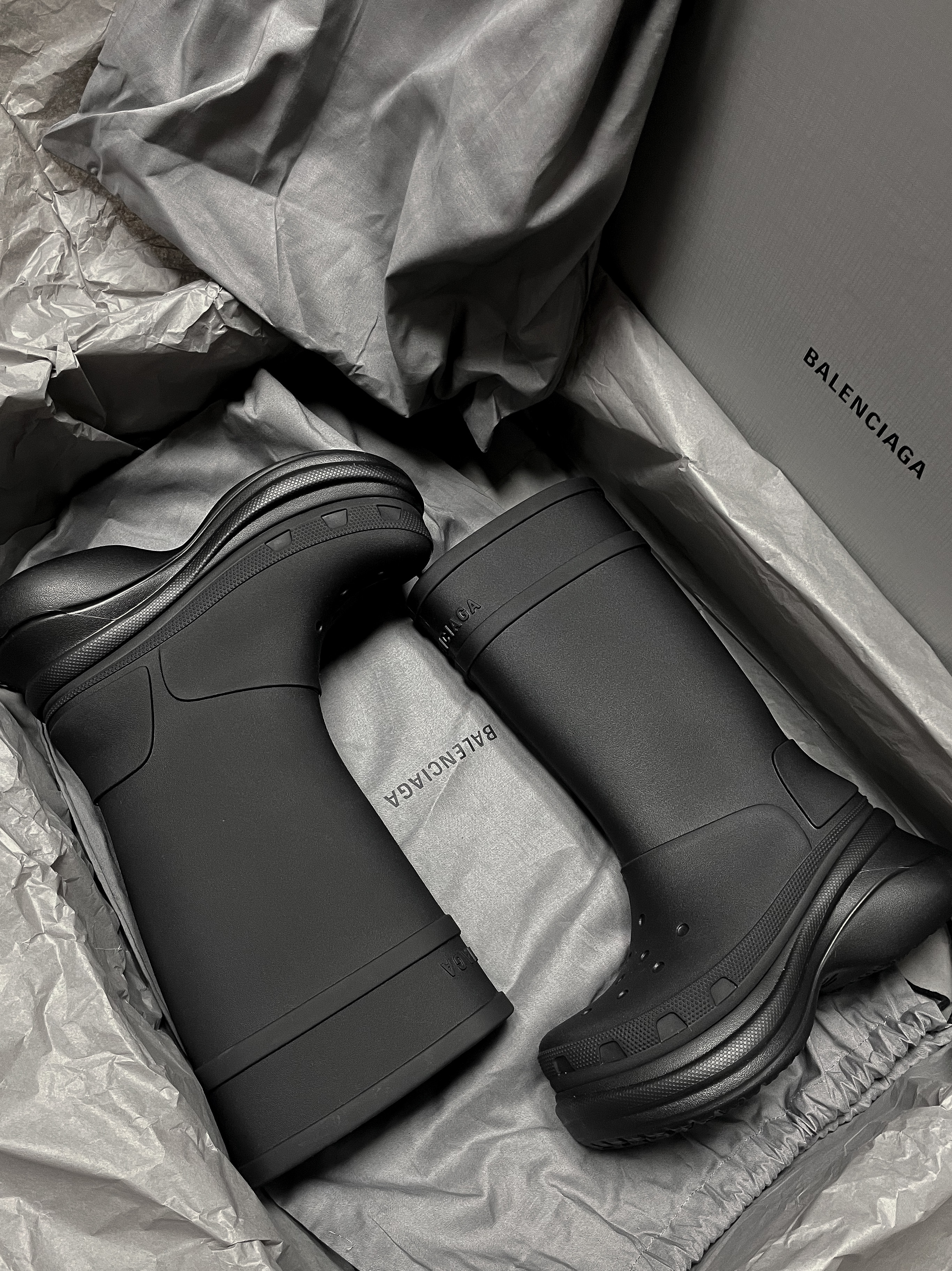 Balenciaga x Crocs Rubber Boot Black, (W) Balenciaga x Crocs Rubber Boot Black 착용 스타일 - 4