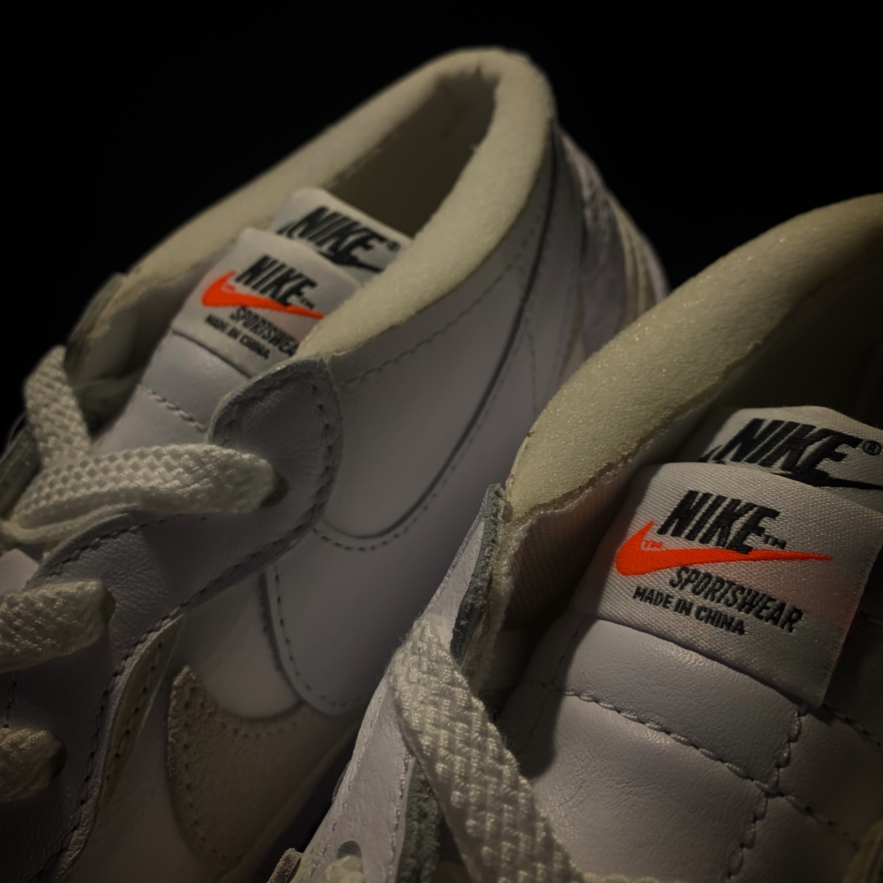 Nike x Sacai Blazer Low White Patent Leather 착용 스타일 - 1