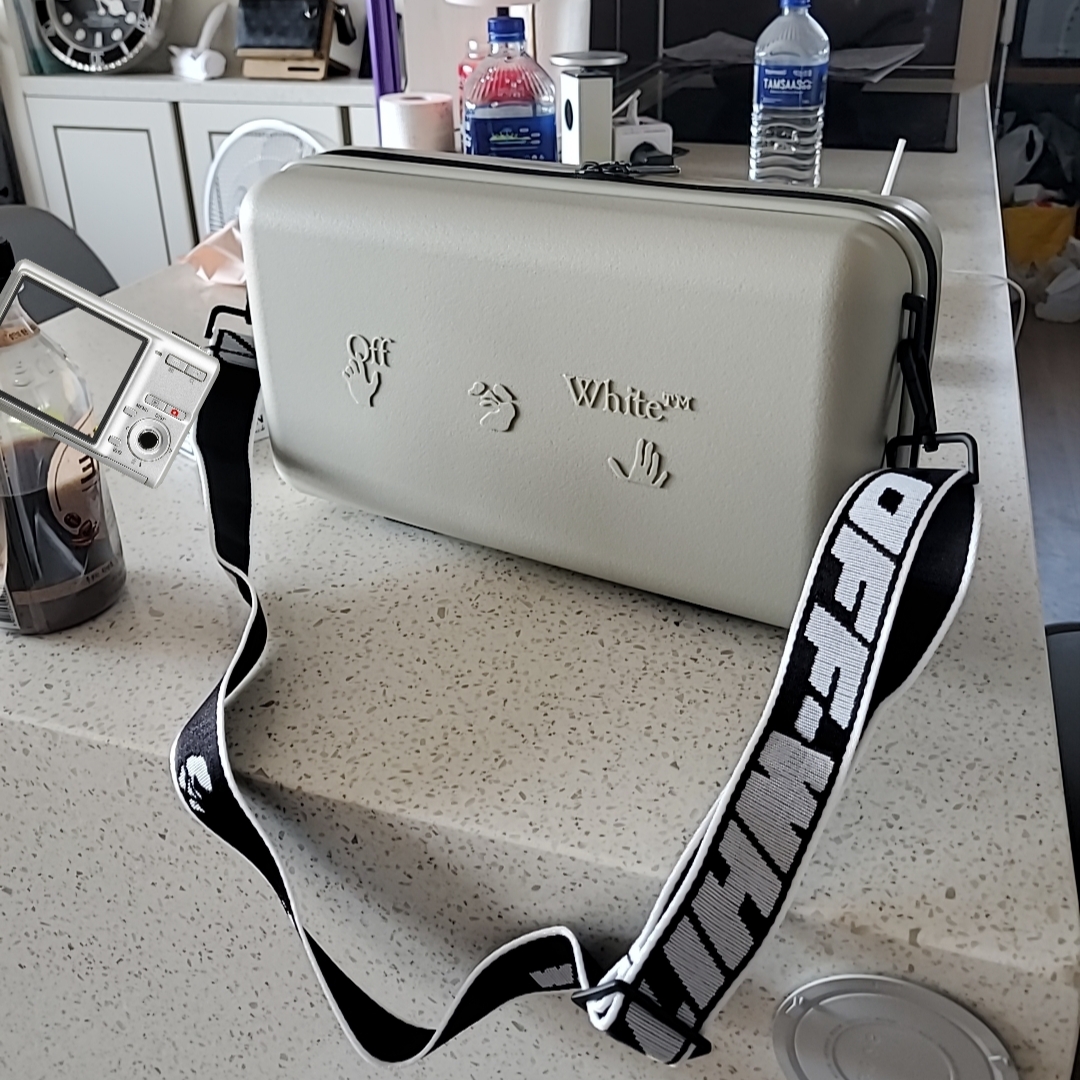 Off-White x Amore Pacific Protection Box (Without Cosmetics) 착용 스타일 - 1