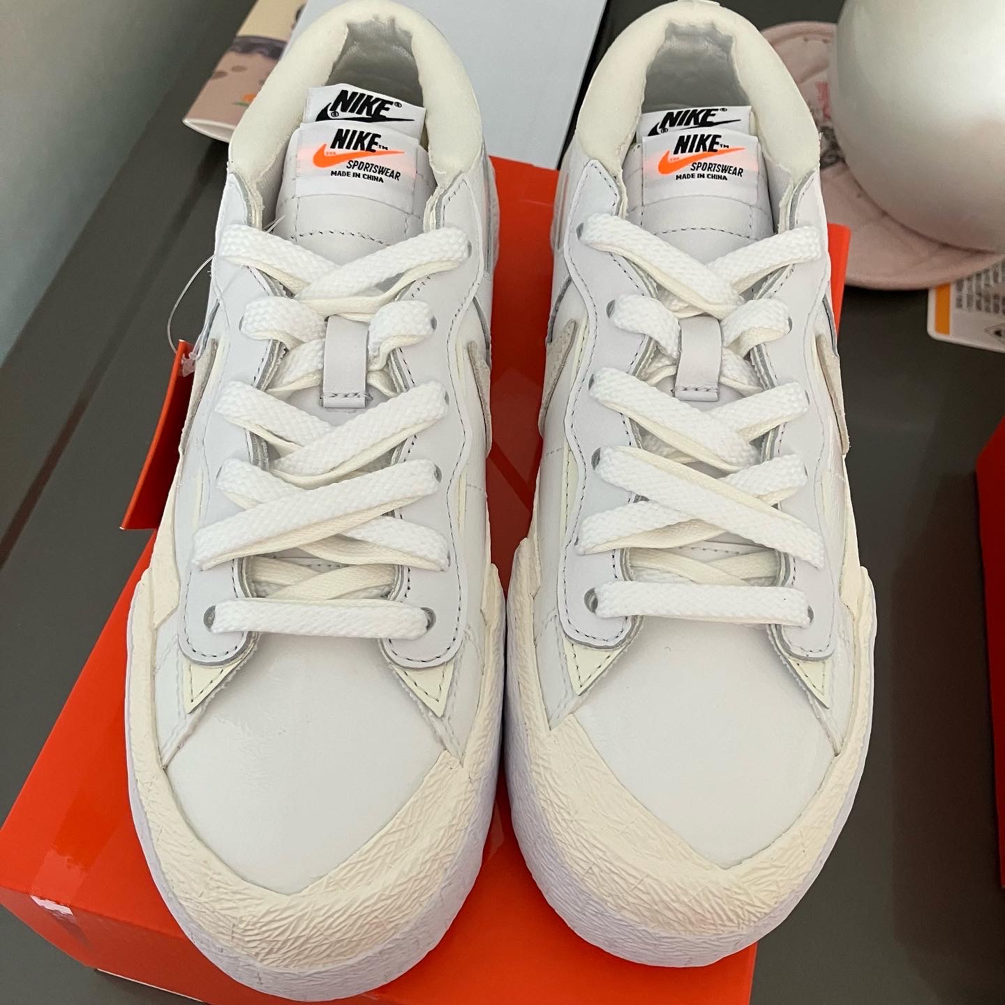 Nike x Sacai Blazer Low White Patent Leather 착용 스타일 - 2