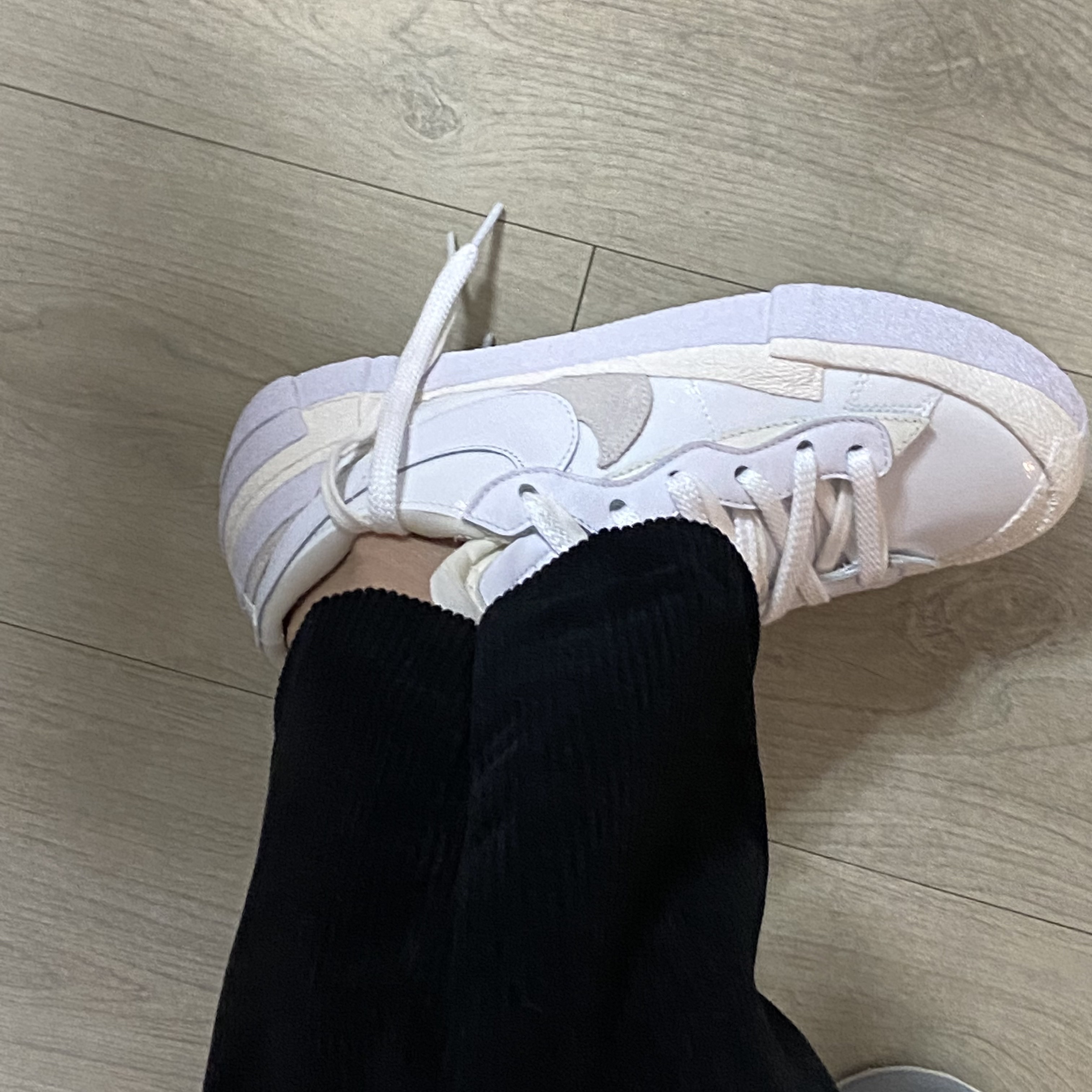 Nike x Sacai Blazer Low White Patent Leather 착용 스타일 - 5