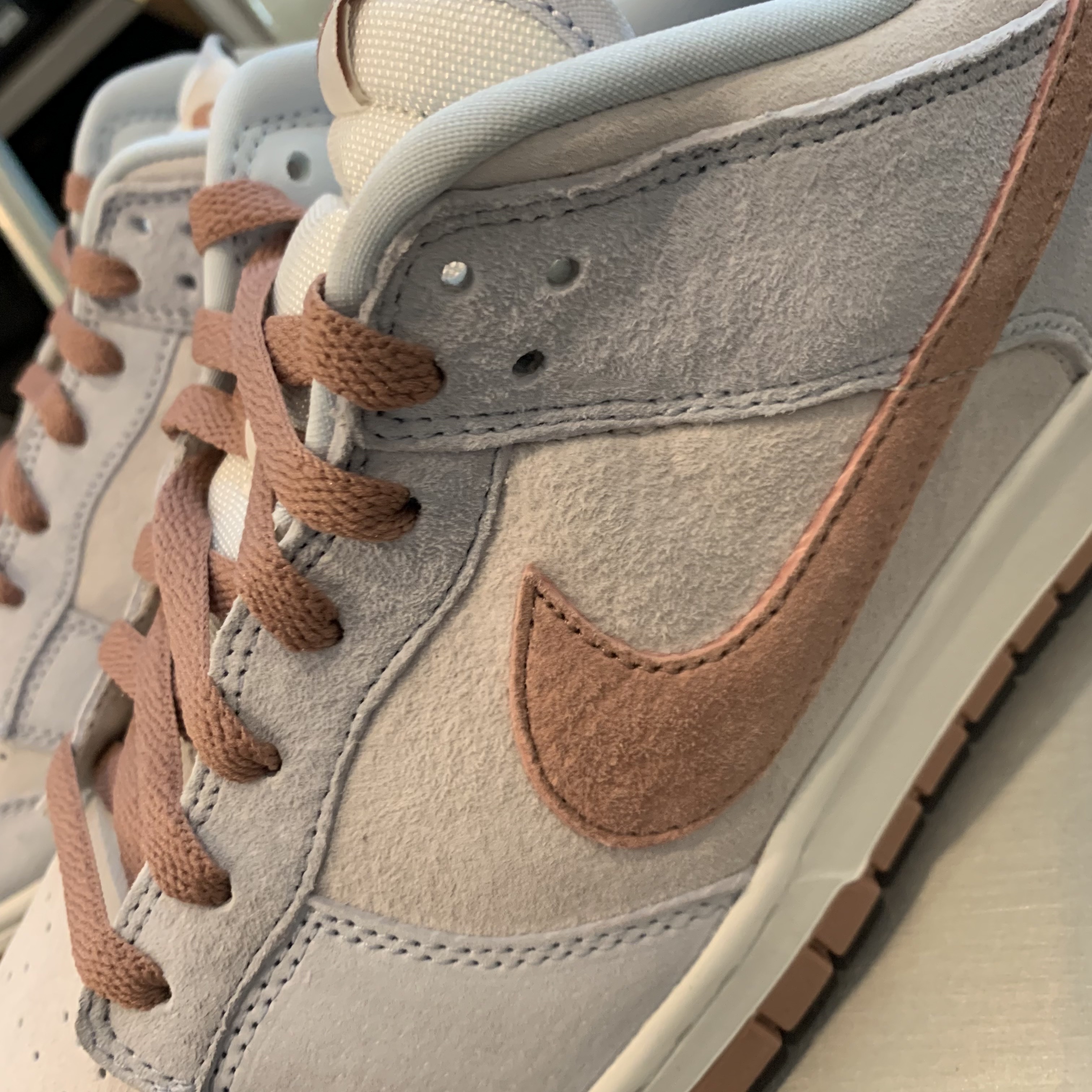 Nike Dunk Low Retro PRM Fossil Rose, Jordan 1 x Travis Scott x Fragment Retro Low OG SP Military Blue 착용 스타일 - 2