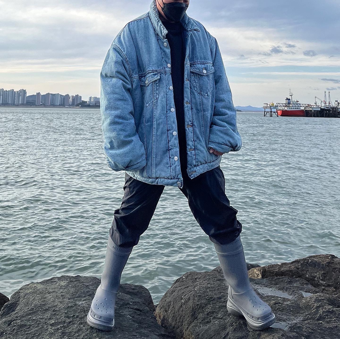 Balenciaga x Crocs Rubber Boot Grey, Balenciaga Padded Japanese Denim Jacket Indigo 착용 스타일 - 1