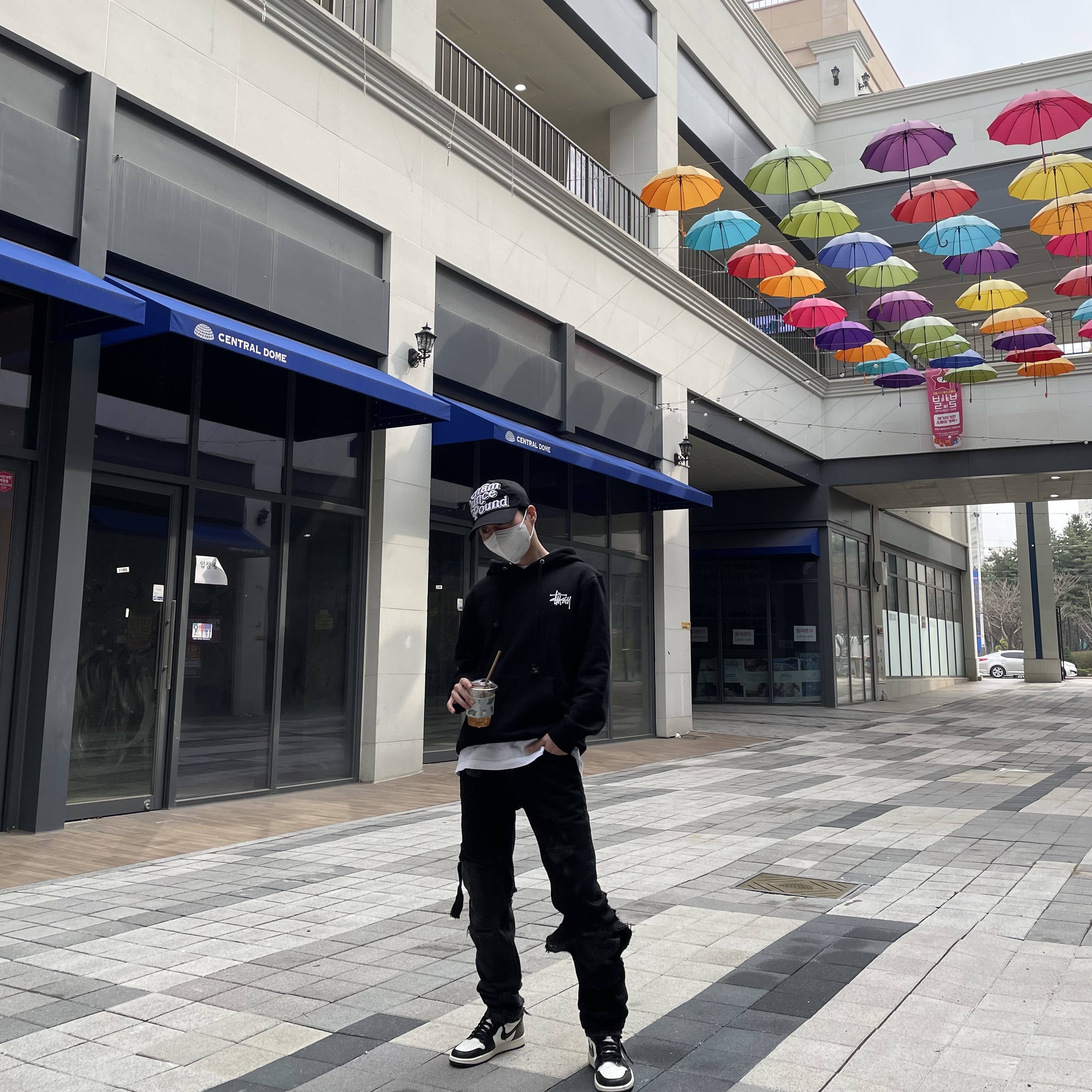 Jordan 1 Retro High OG Black Mocha, Stussy Basic Stussy Hoodie Black 2022 착용 스타일 - 1