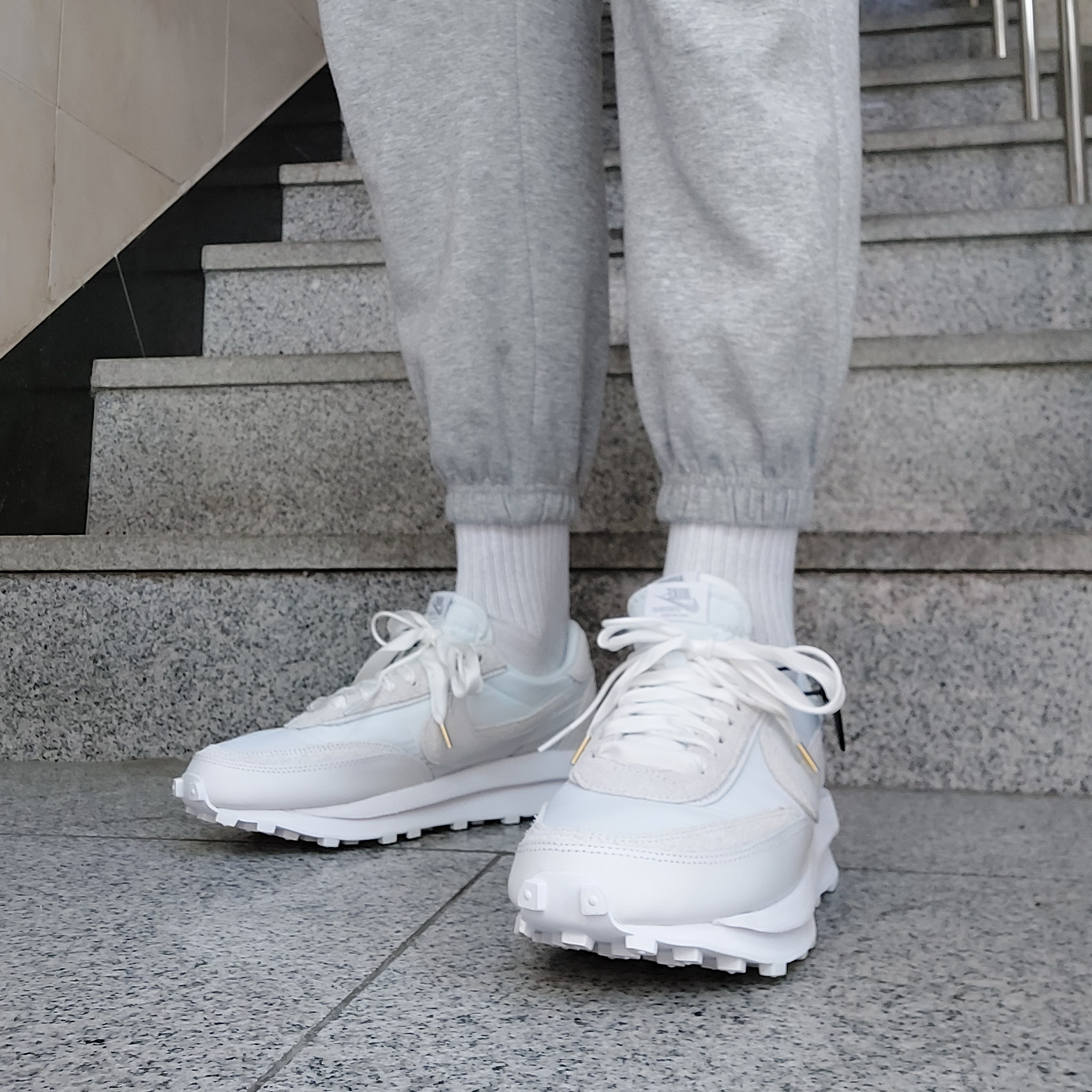 Nike x Sacai LDWaffle White Nylon 착용 스타일 - 2