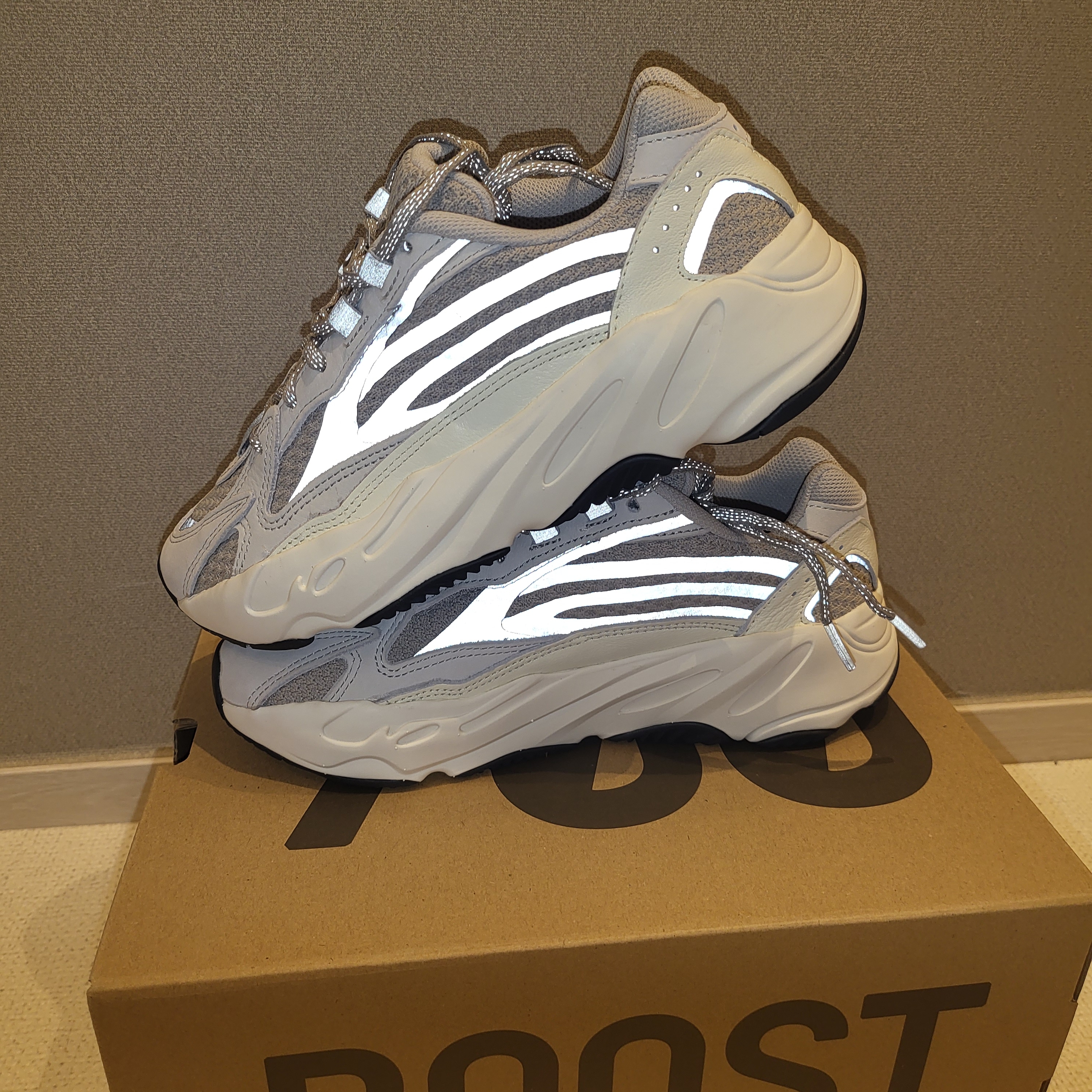 Adidas Yeezy Boost 700 V2 Static 2022 착용 스타일 - 5